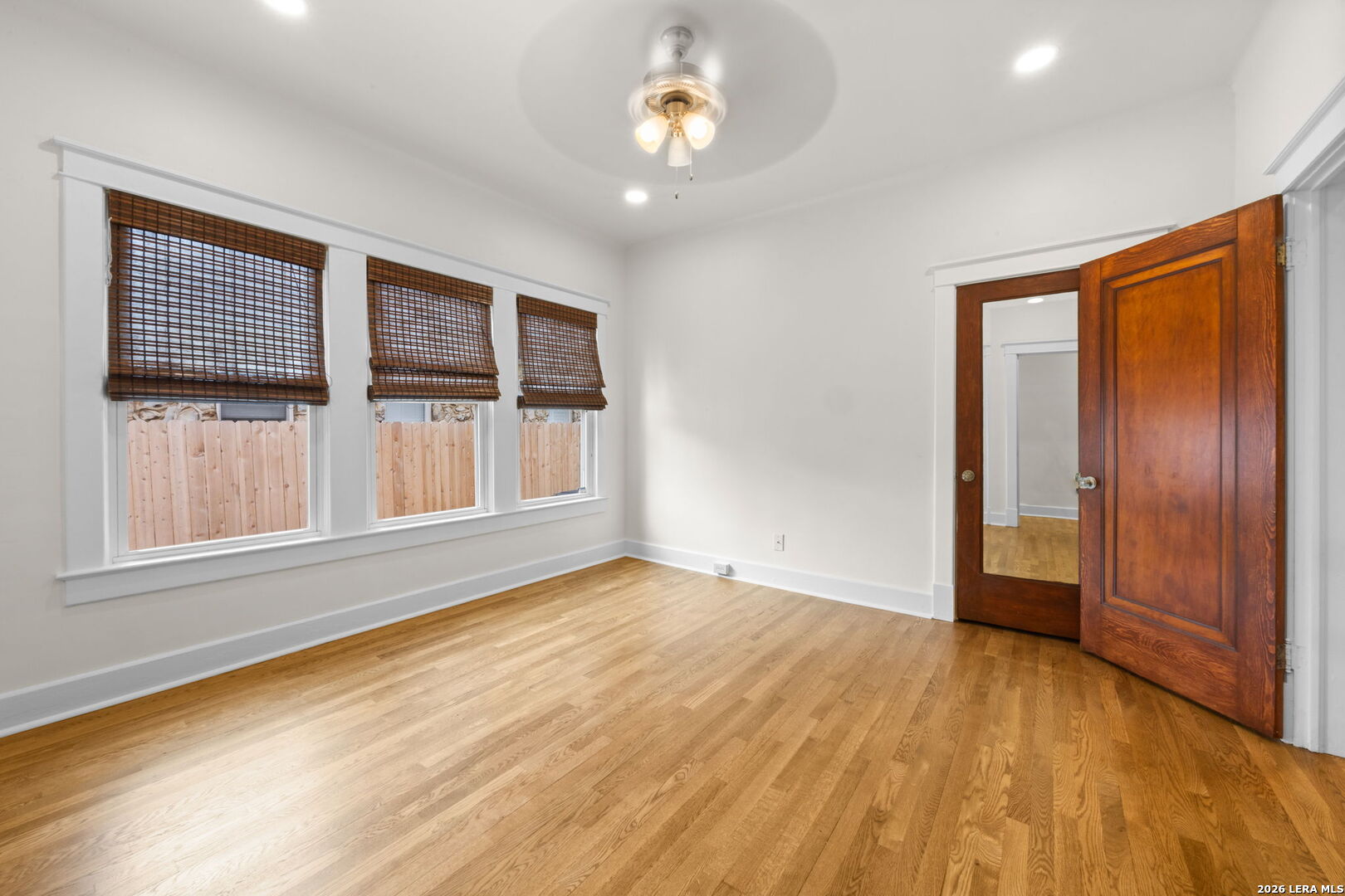 1943 W MAGNOLIA AVE