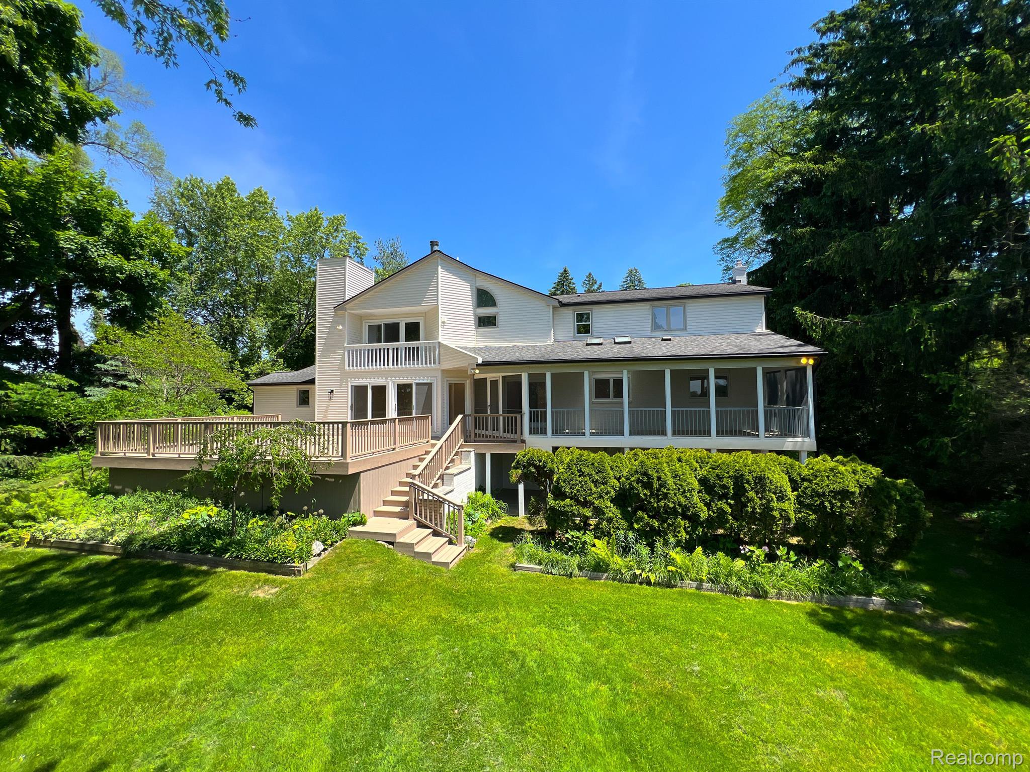 1935 HILLWOOD Drive