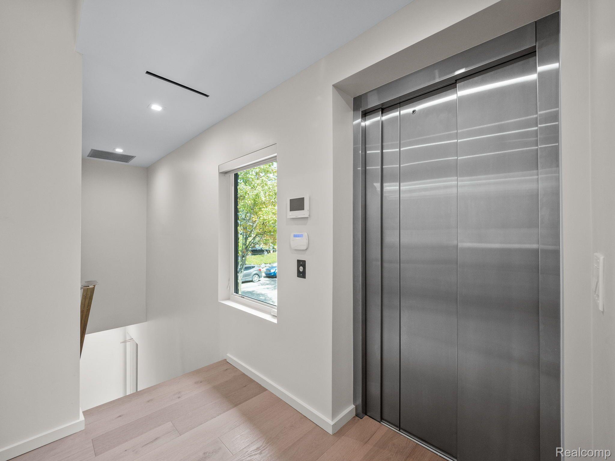 523 W MERRILL Street