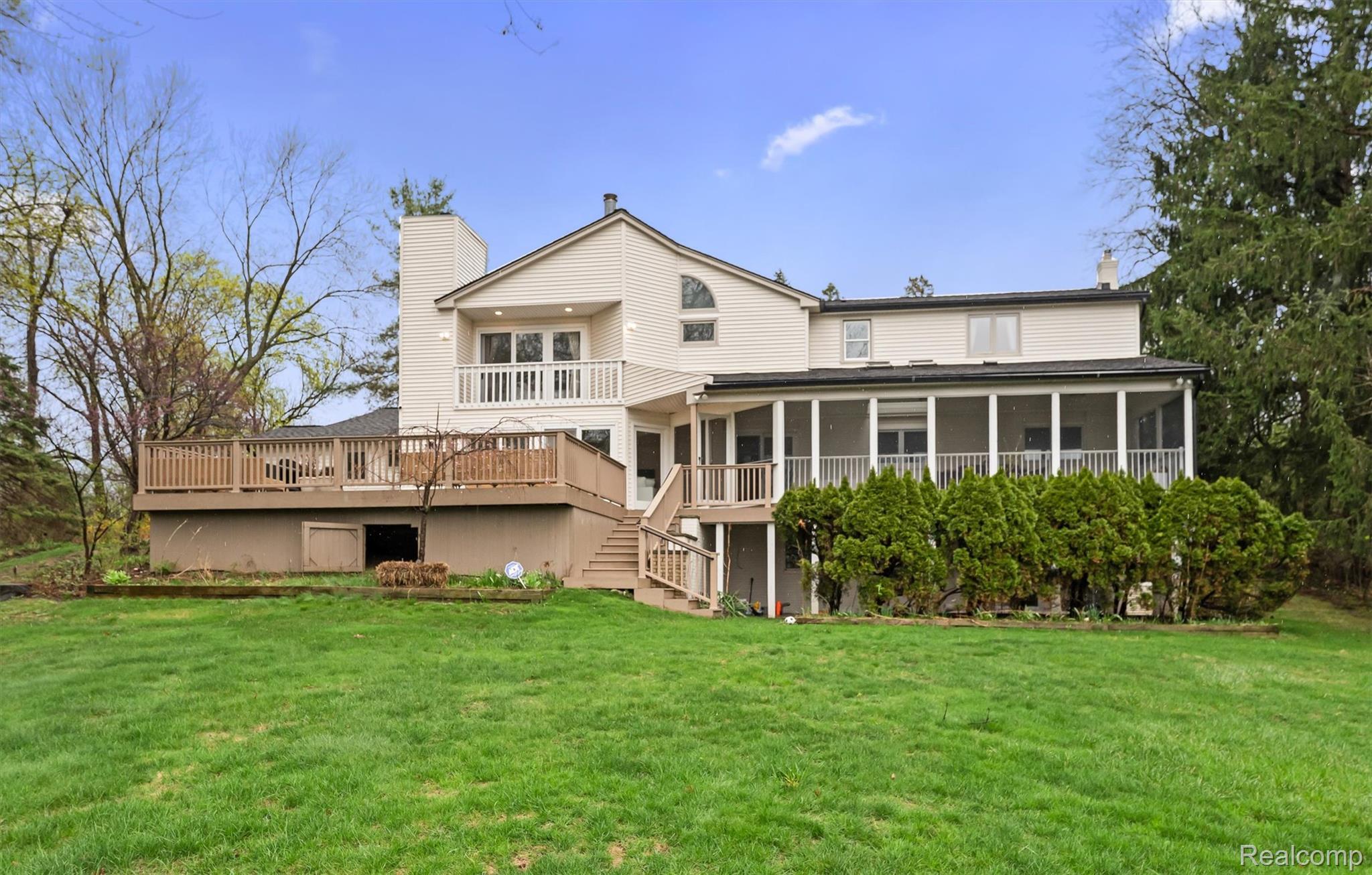 1935 HILLWOOD Drive