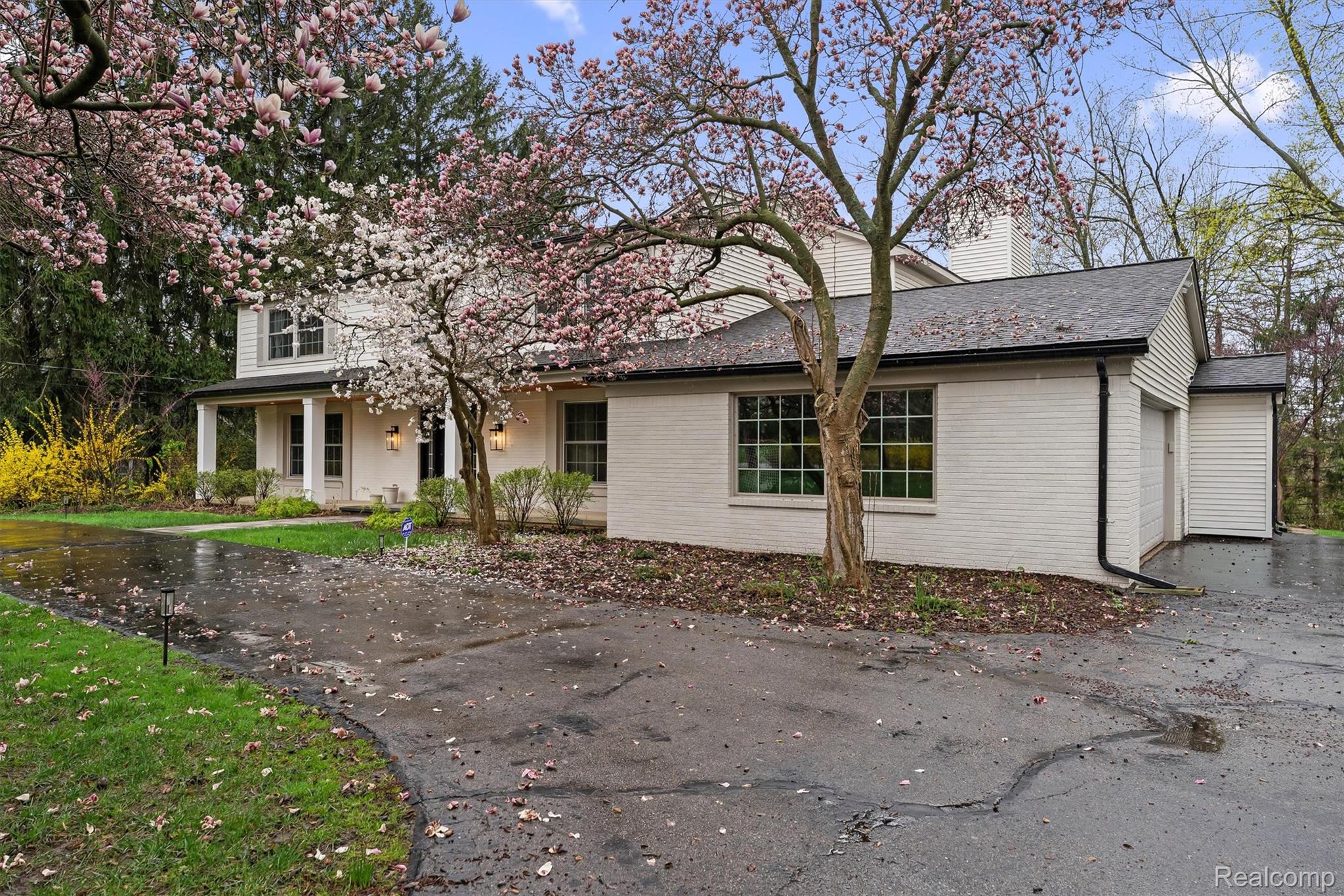 1935 HILLWOOD Drive