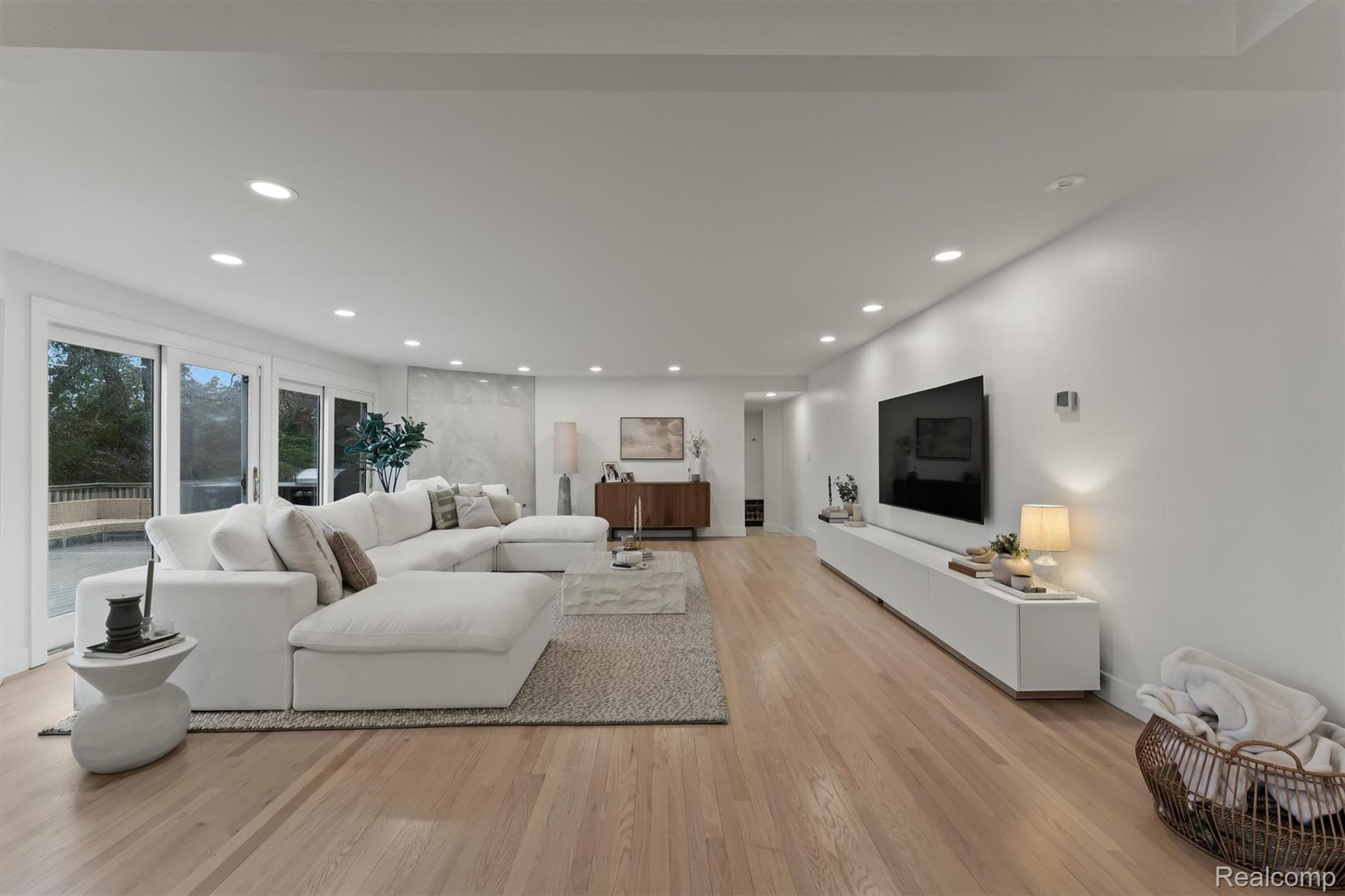 1935 HILLWOOD Drive
