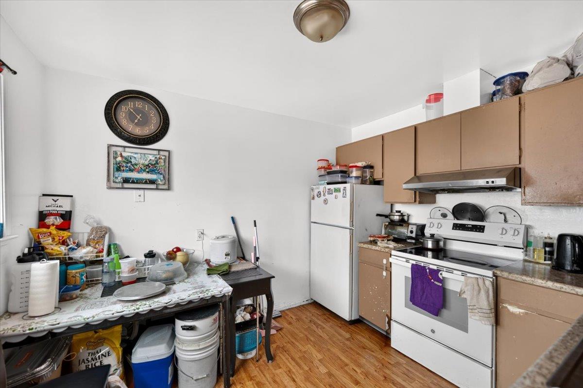 123 Knowles AVE