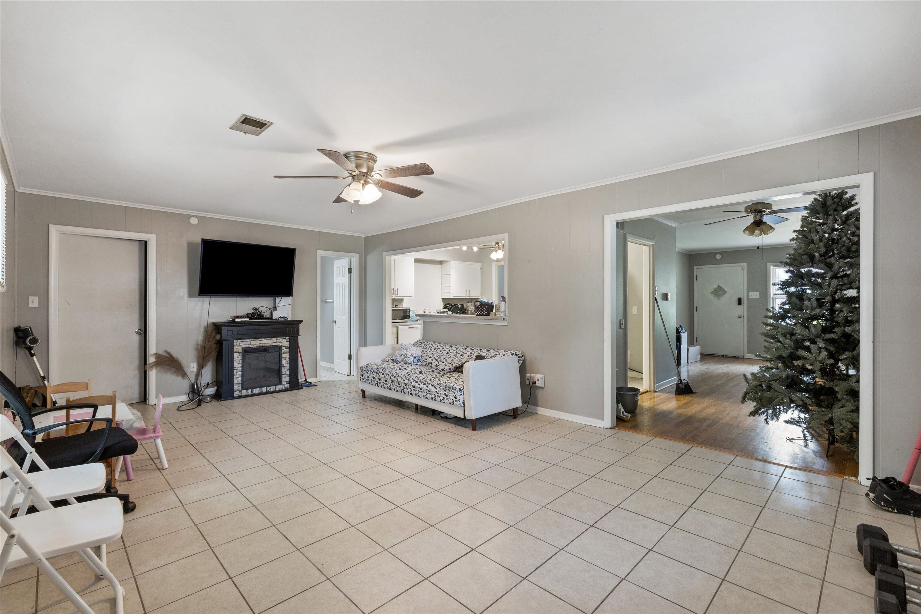 1776 DORRIE LN