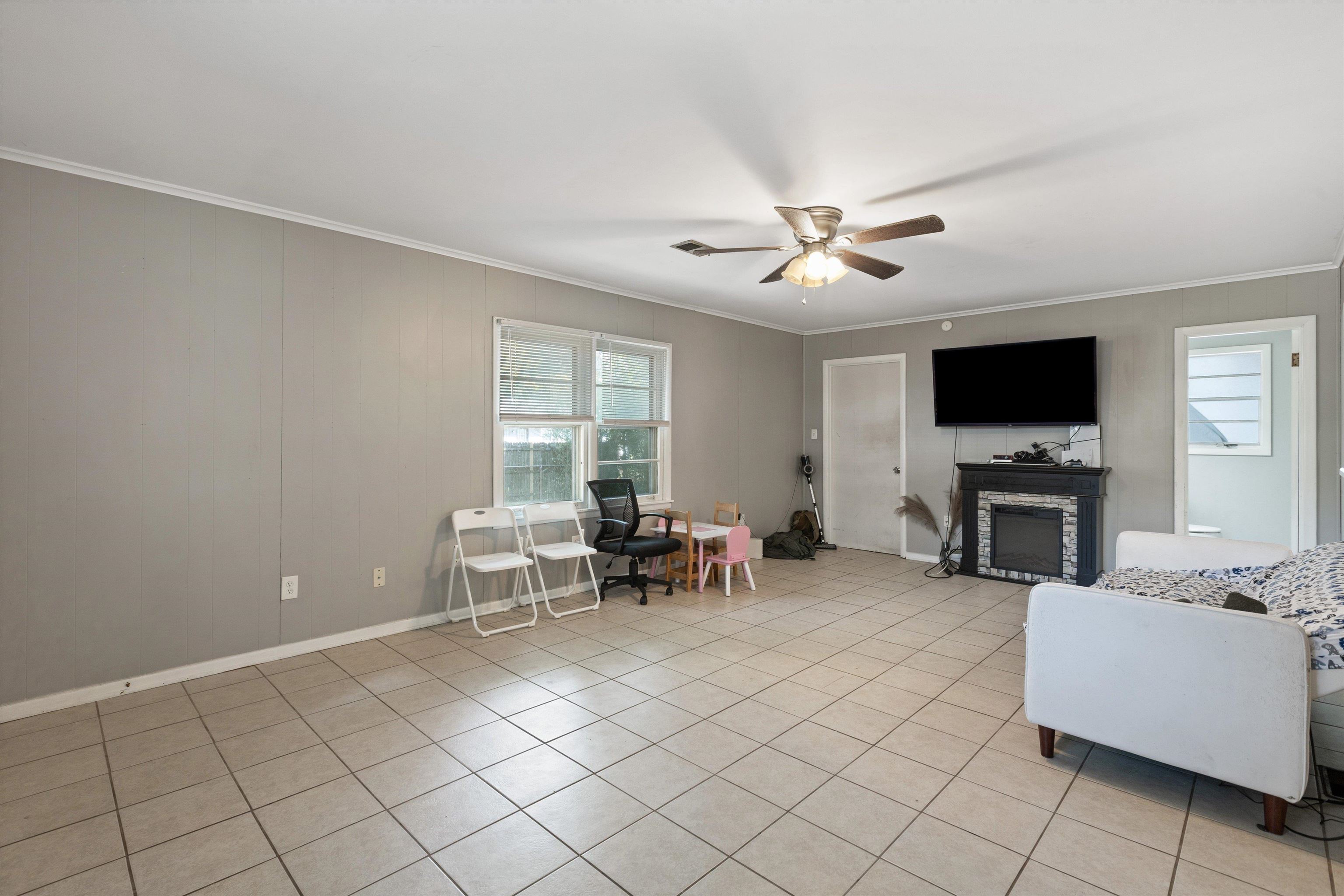 1776 DORRIE LN