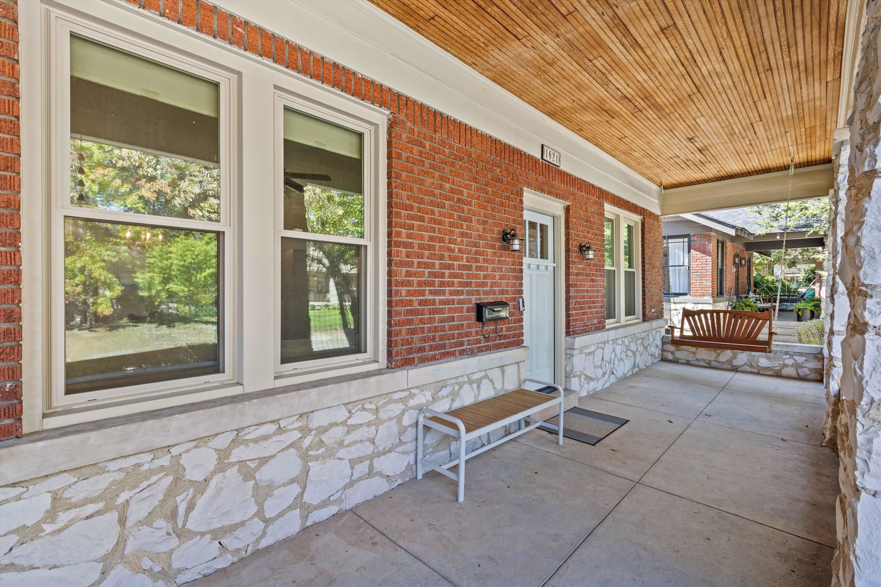 1621 LINDEN AVE