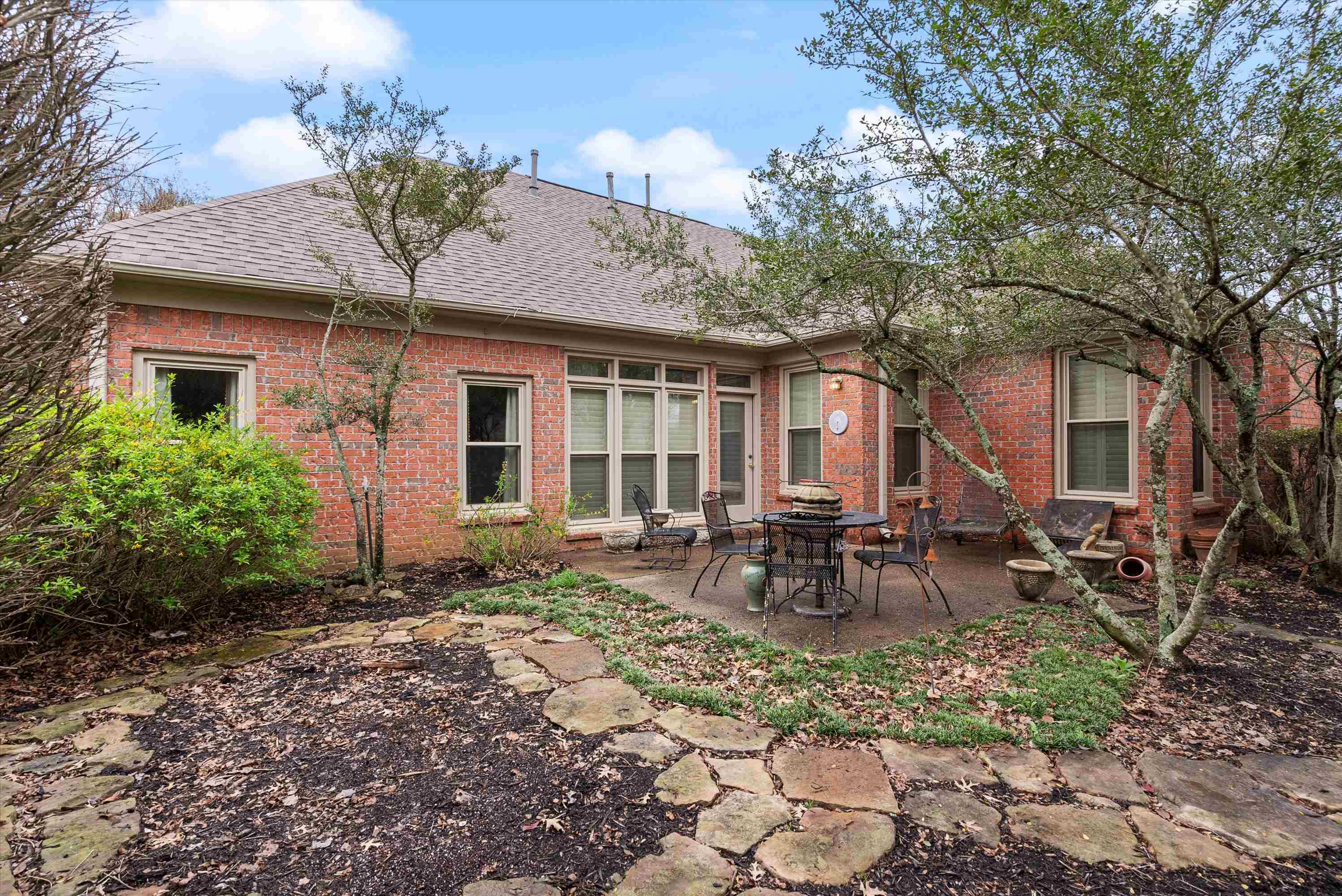 536 WARWICK WILLOW LN