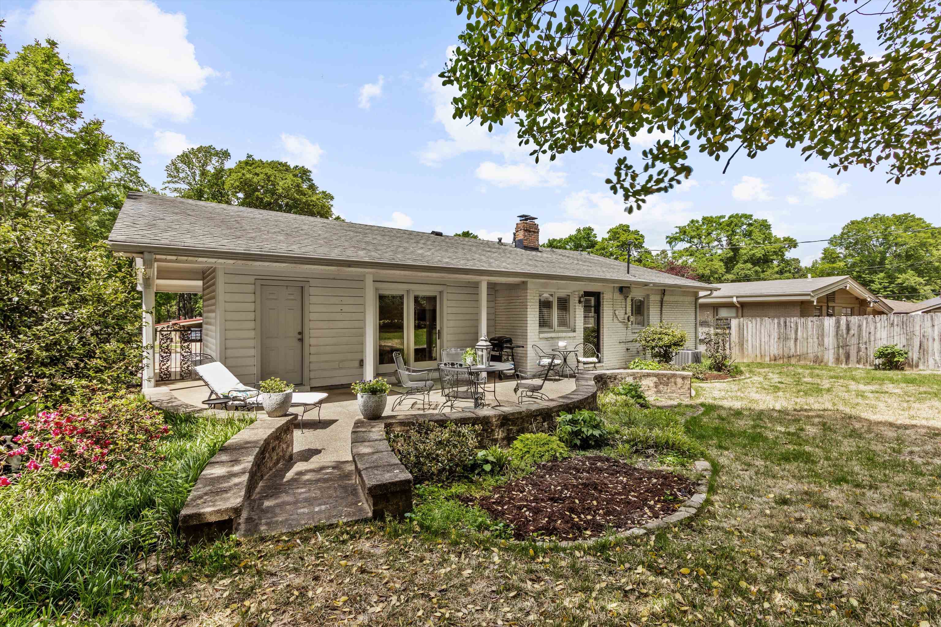 272 LEONORA DR