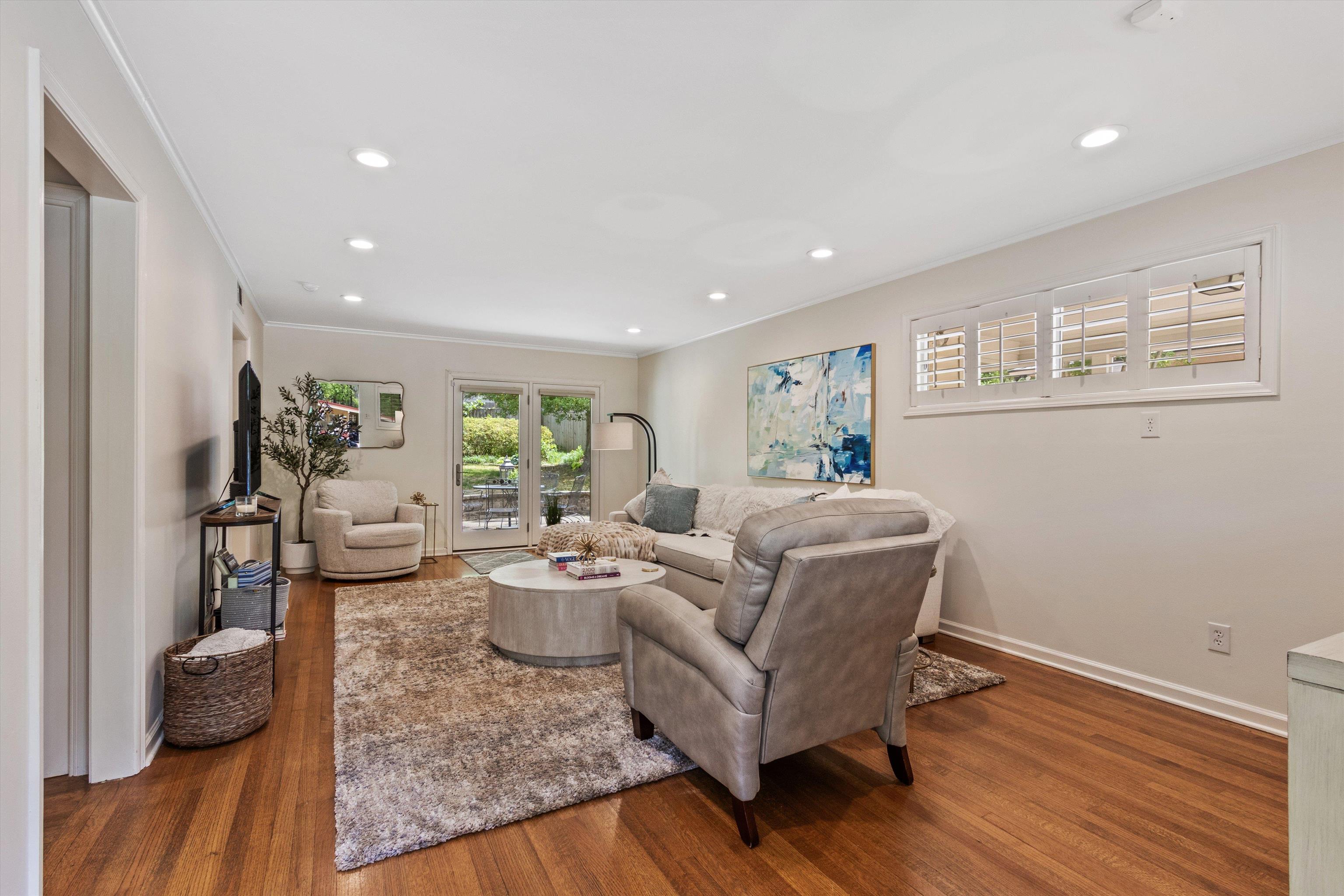 272 LEONORA DR