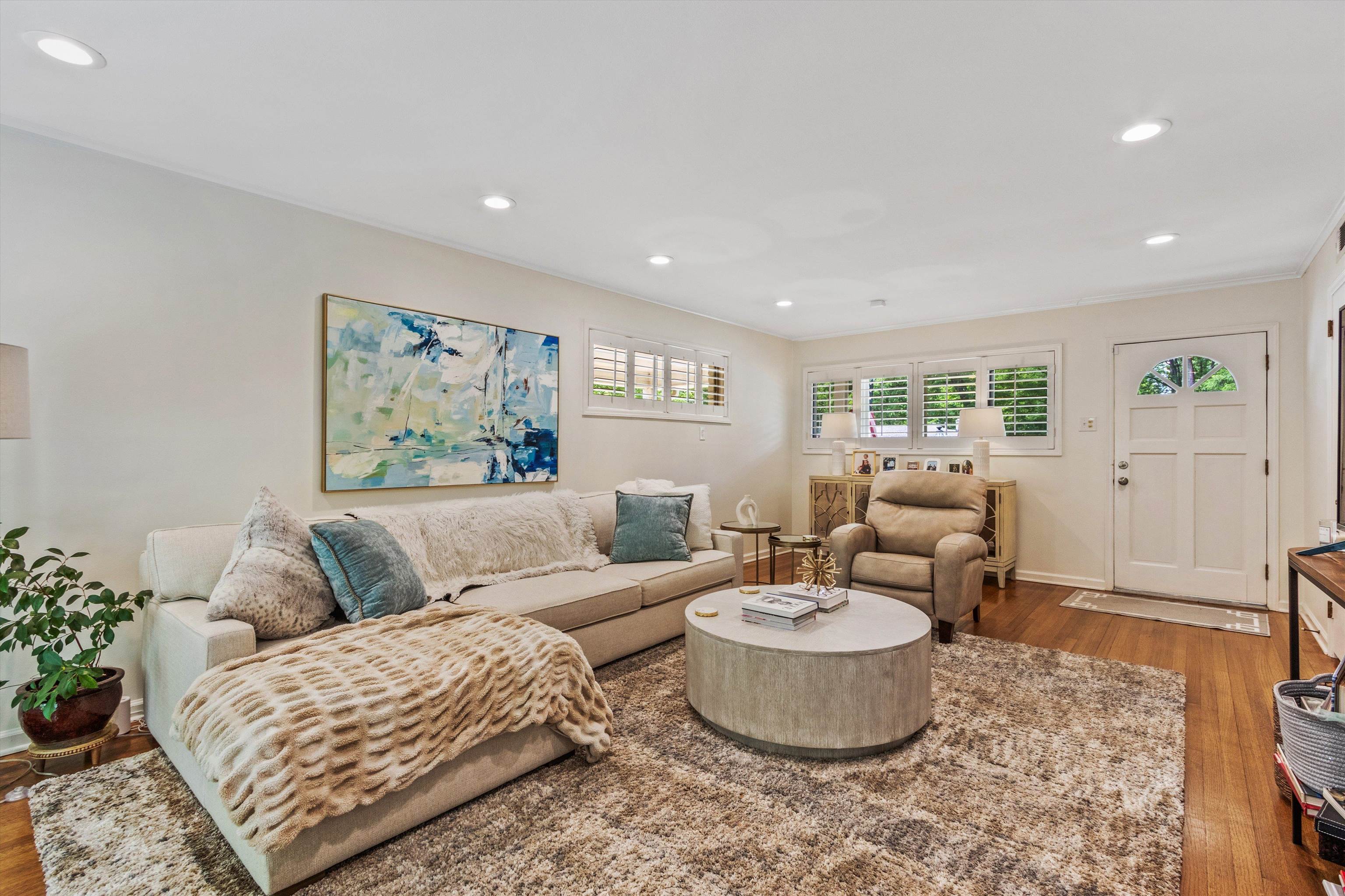 272 LEONORA DR