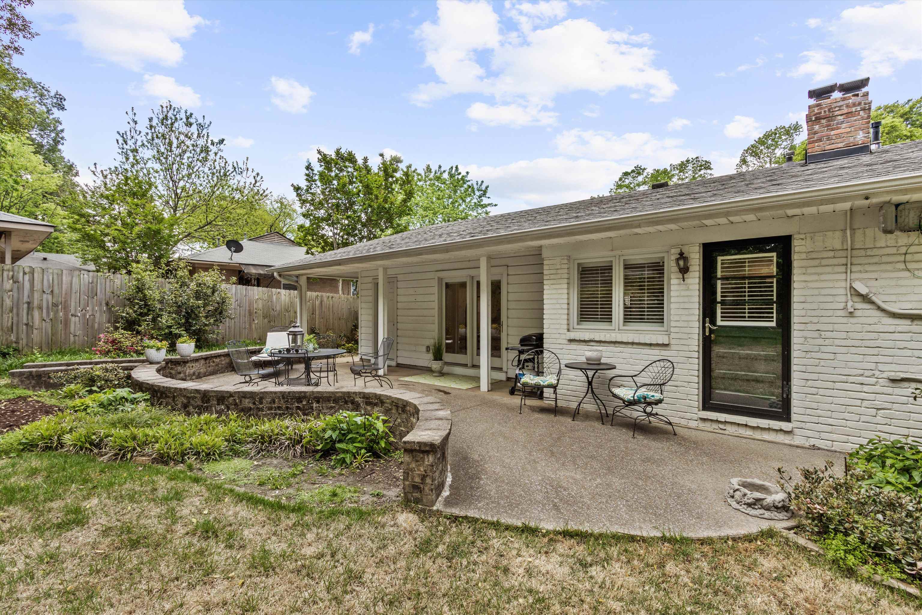 272 LEONORA DR