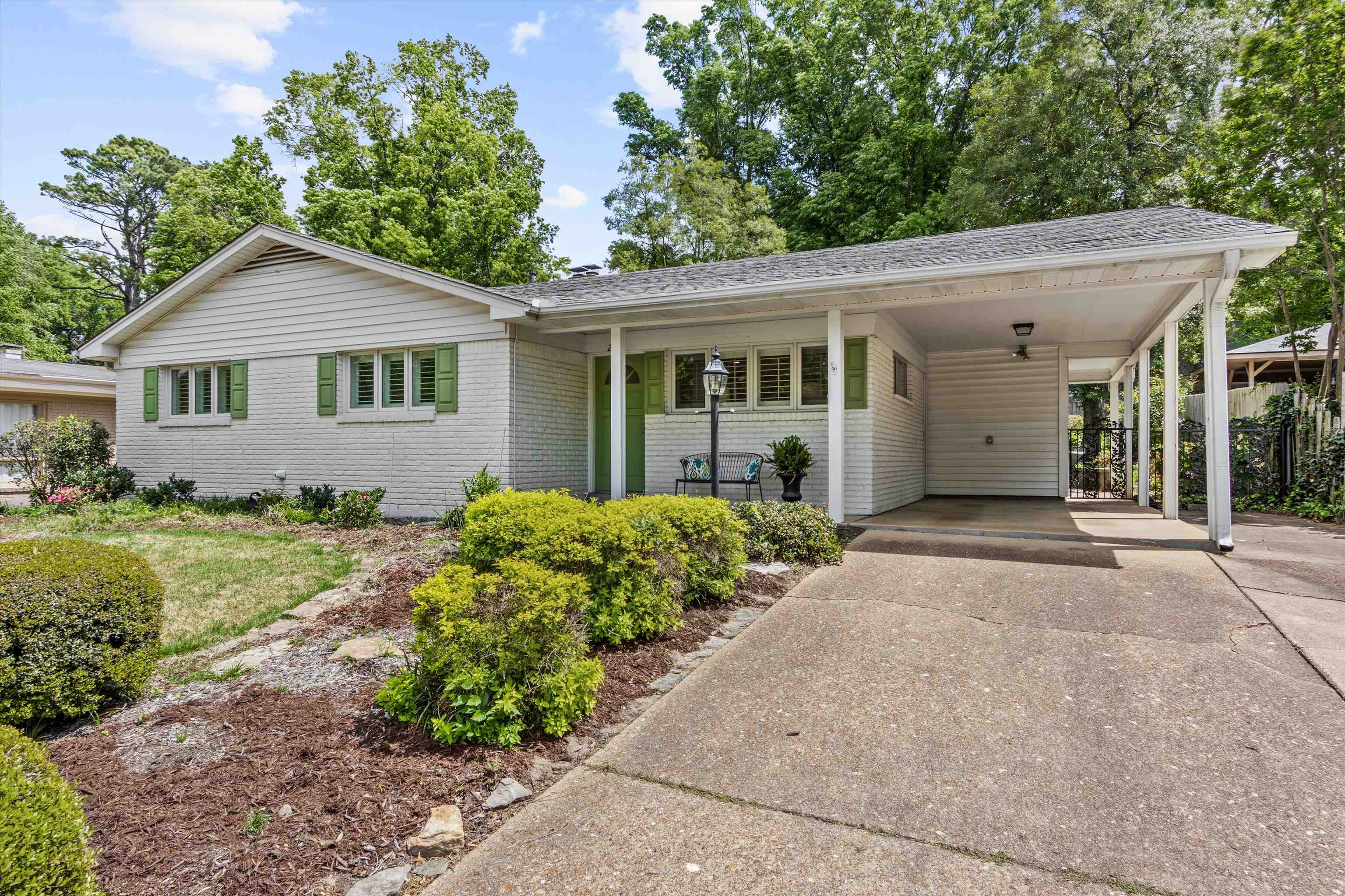 272 LEONORA DR