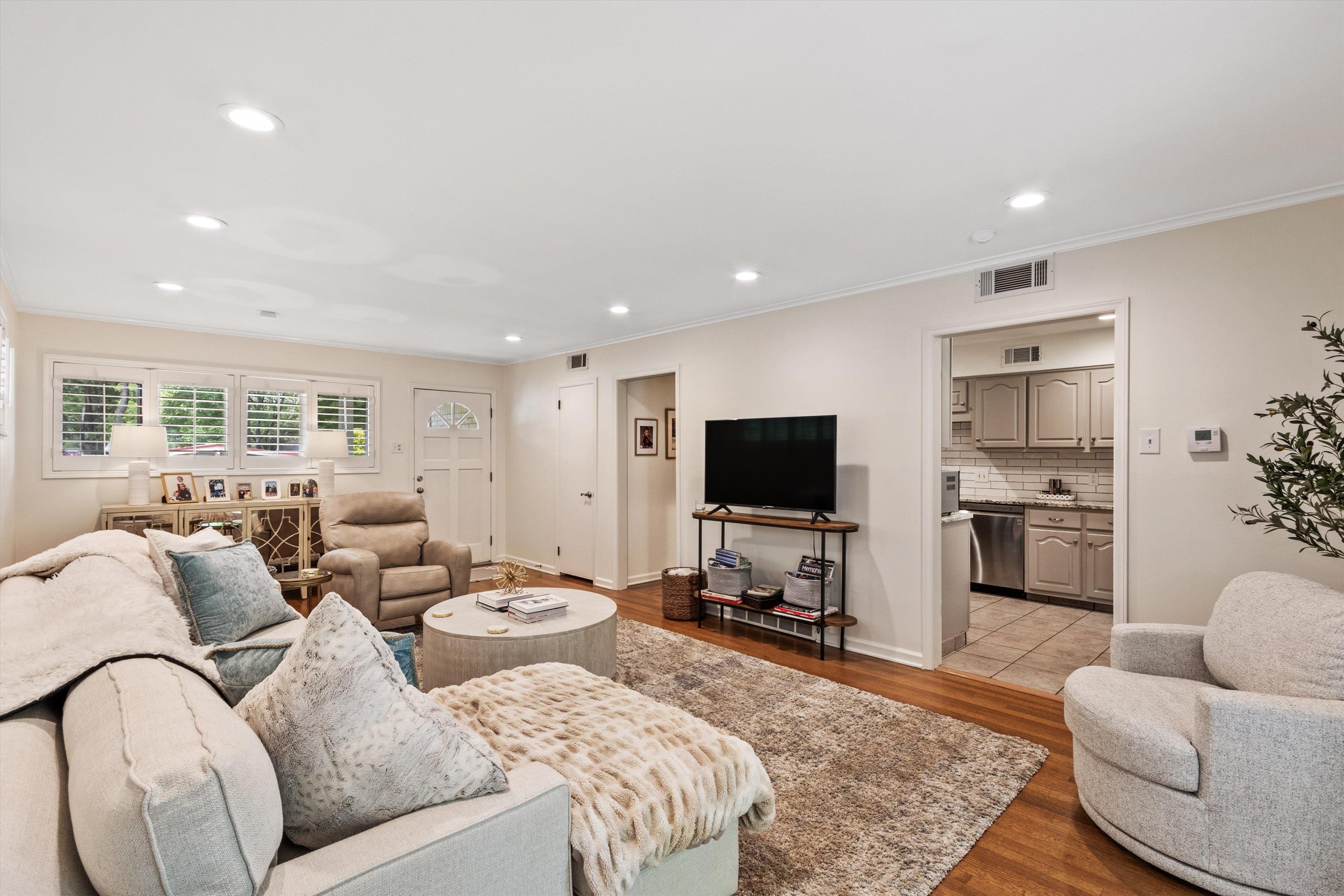 272 LEONORA DR