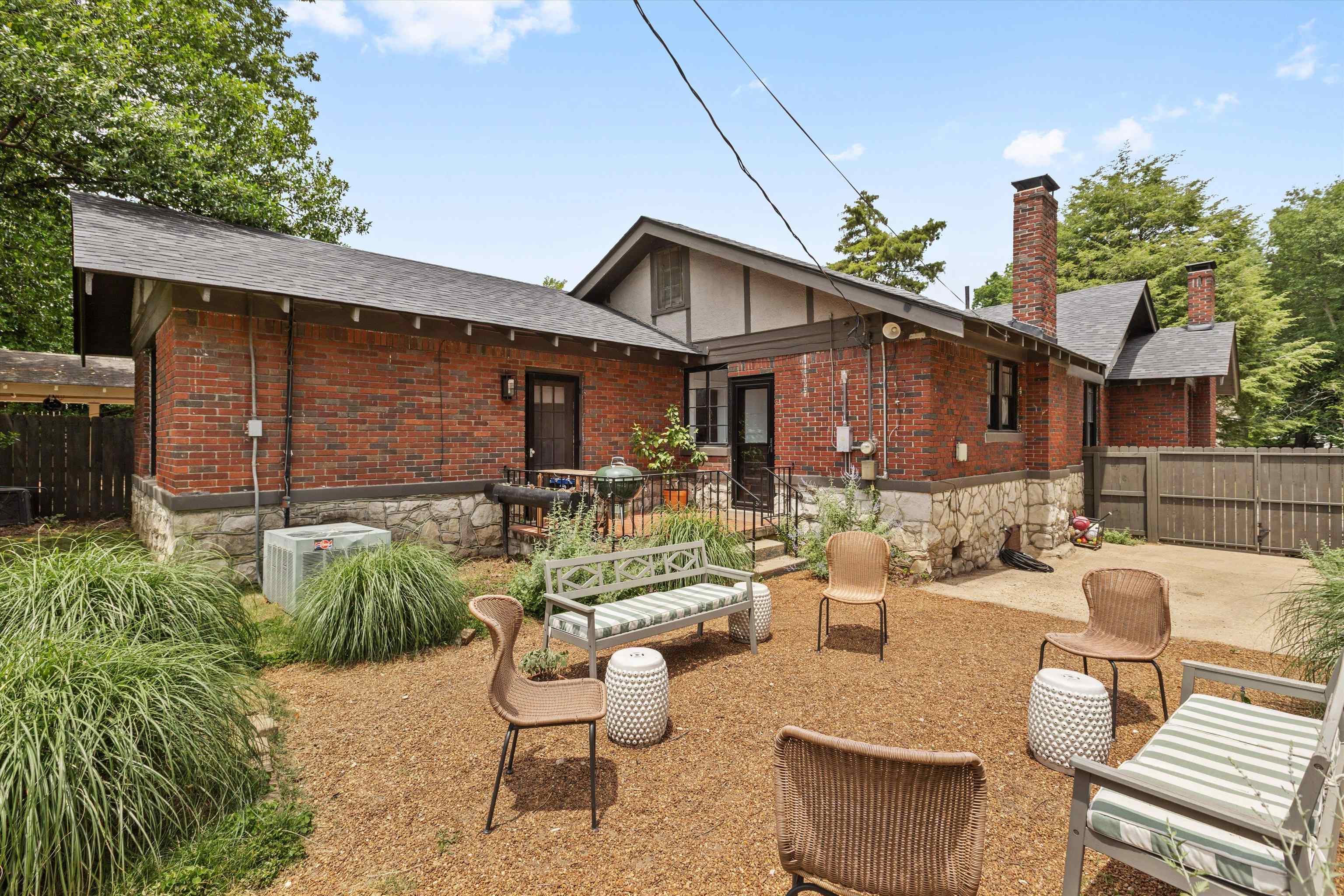 1615 LINDEN AVE