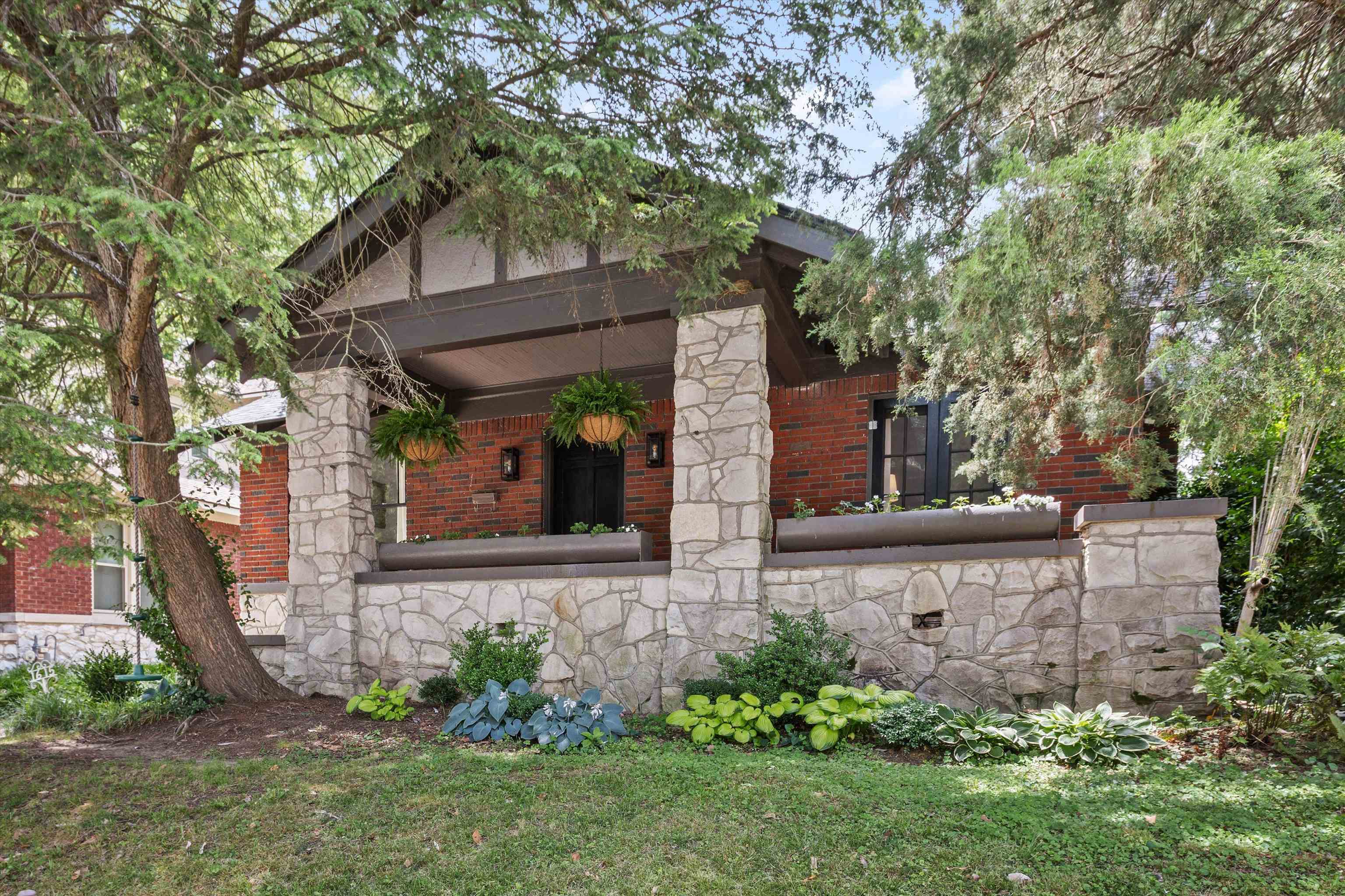 1615 LINDEN AVE