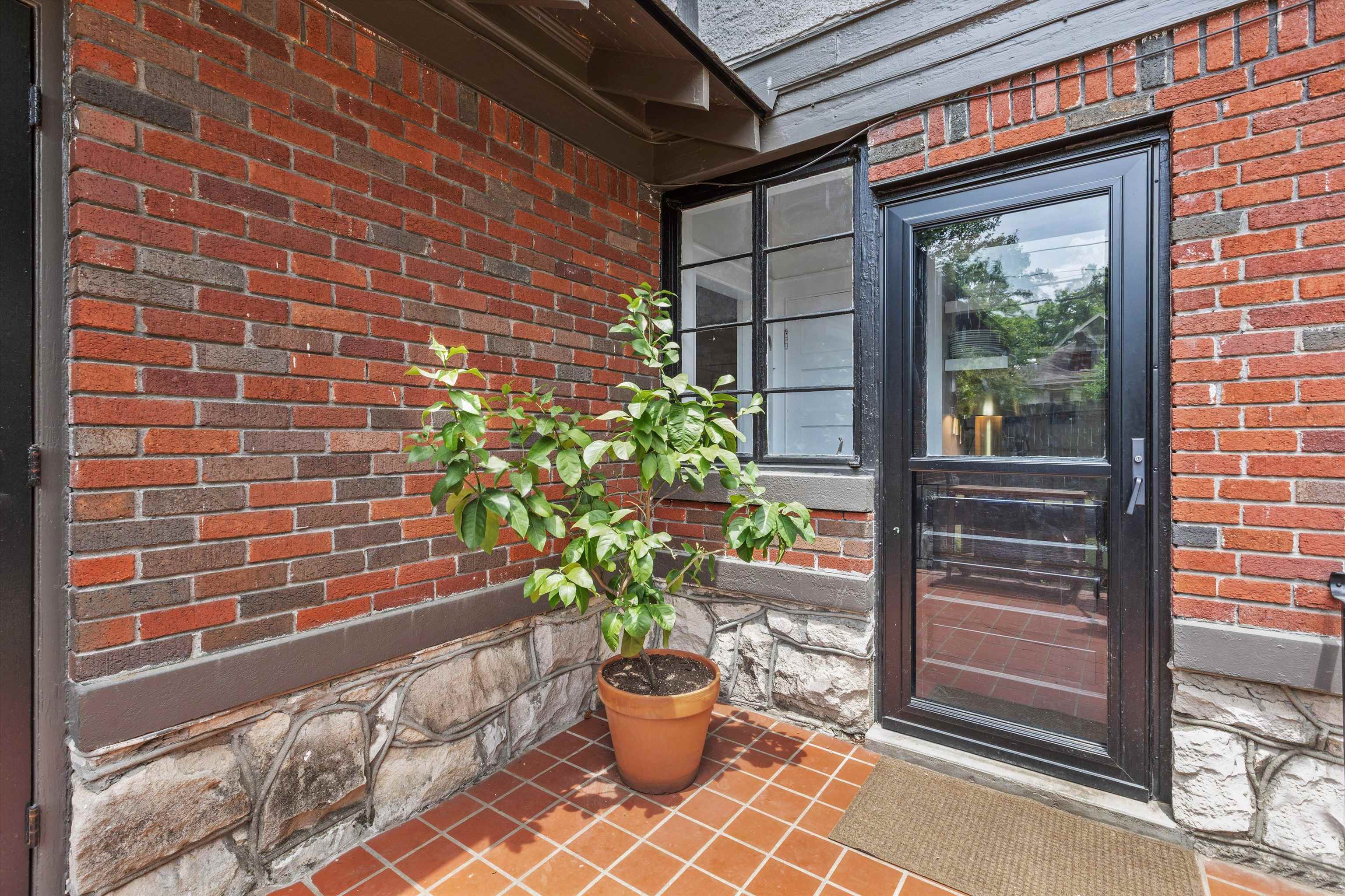 1615 LINDEN AVE