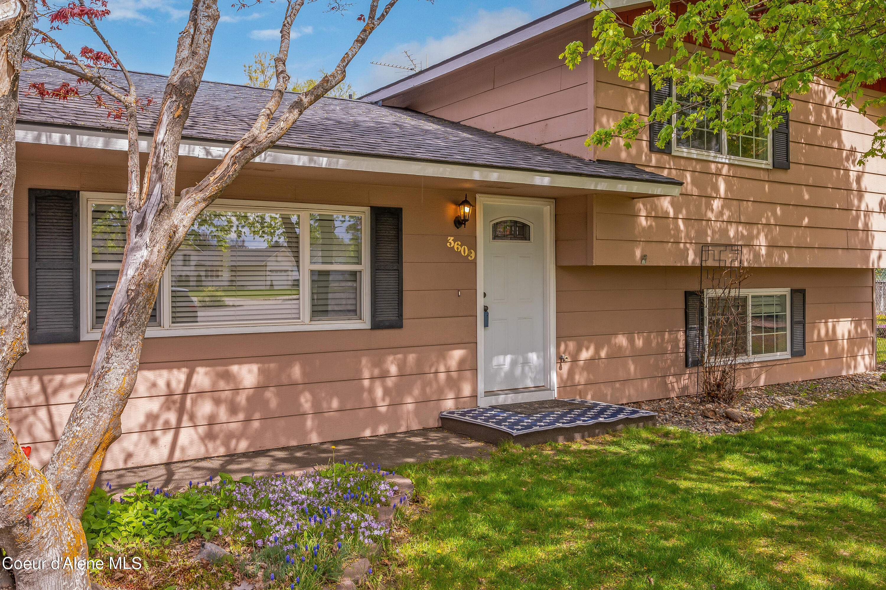 3609 W SHERLOCK AVE