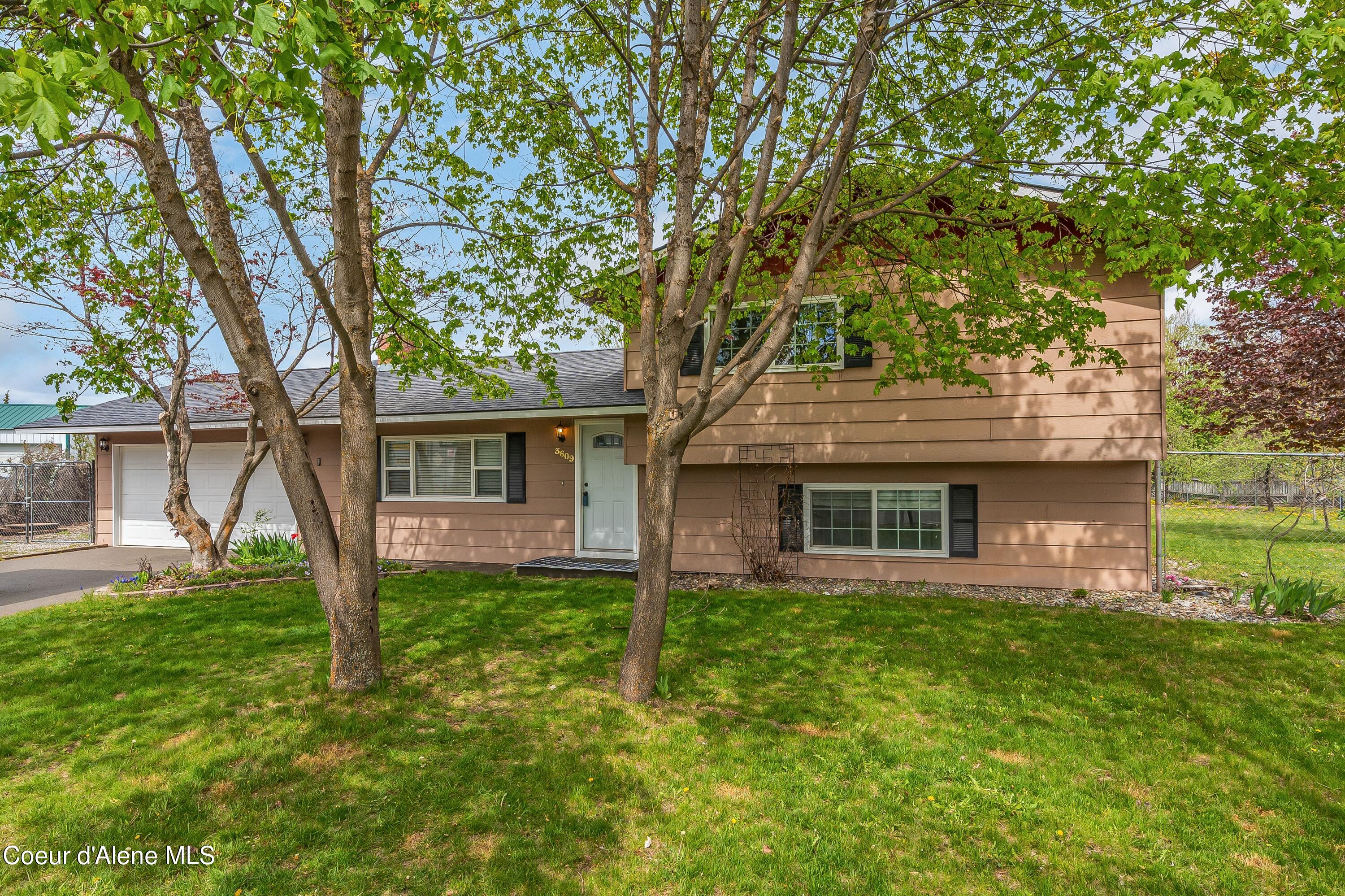 3609 W SHERLOCK AVE