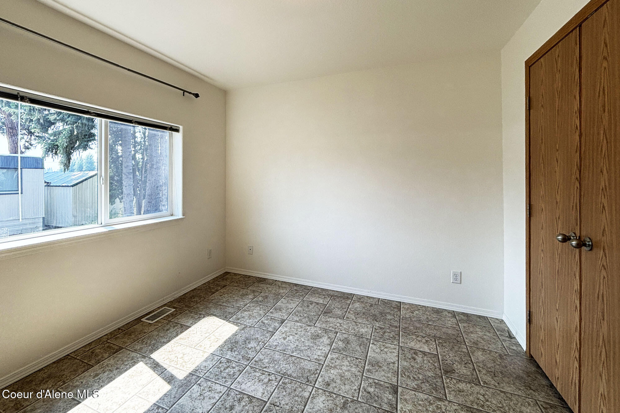 9047 N STARR LOOP