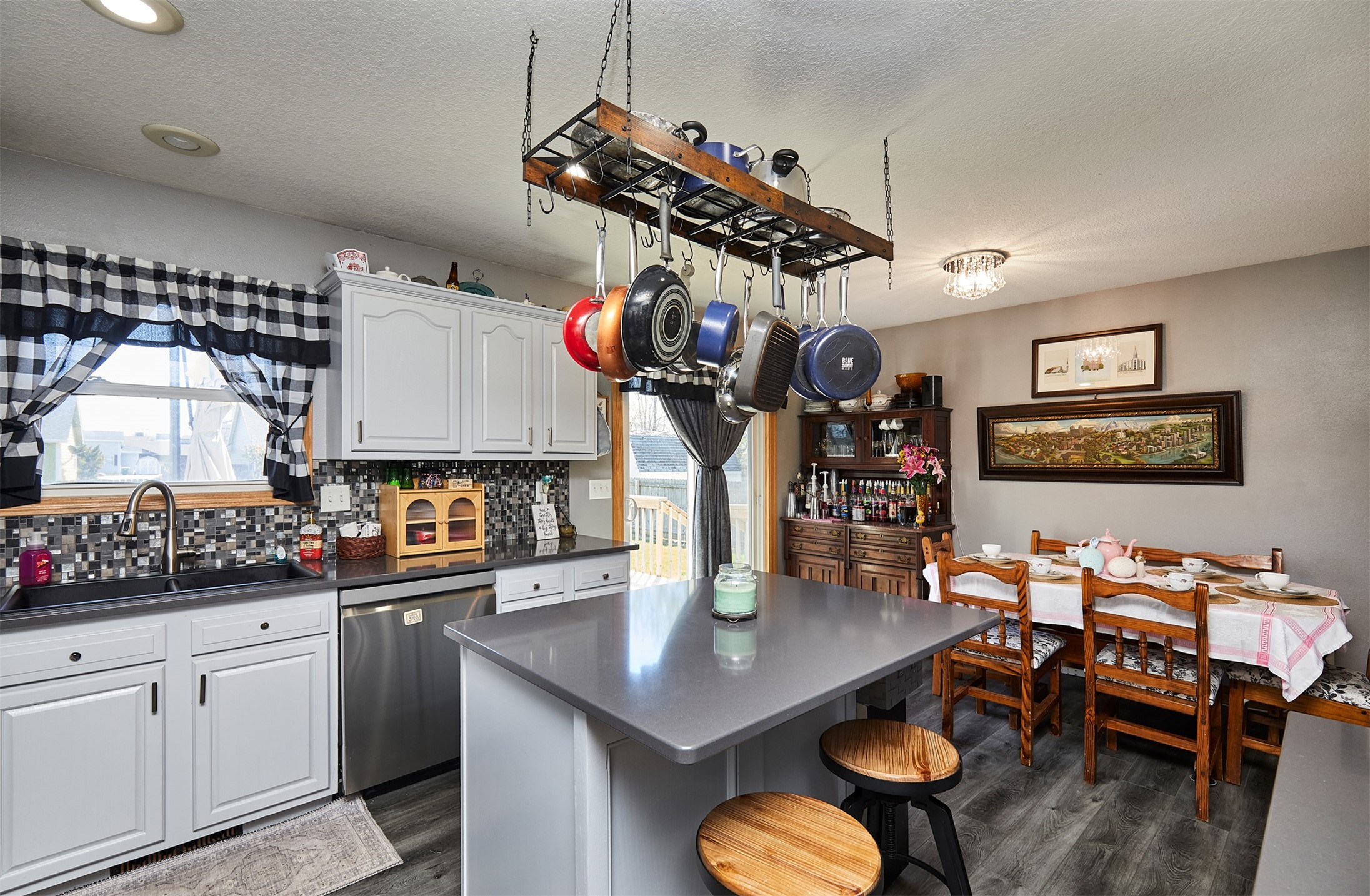 221 N 15th Avenue