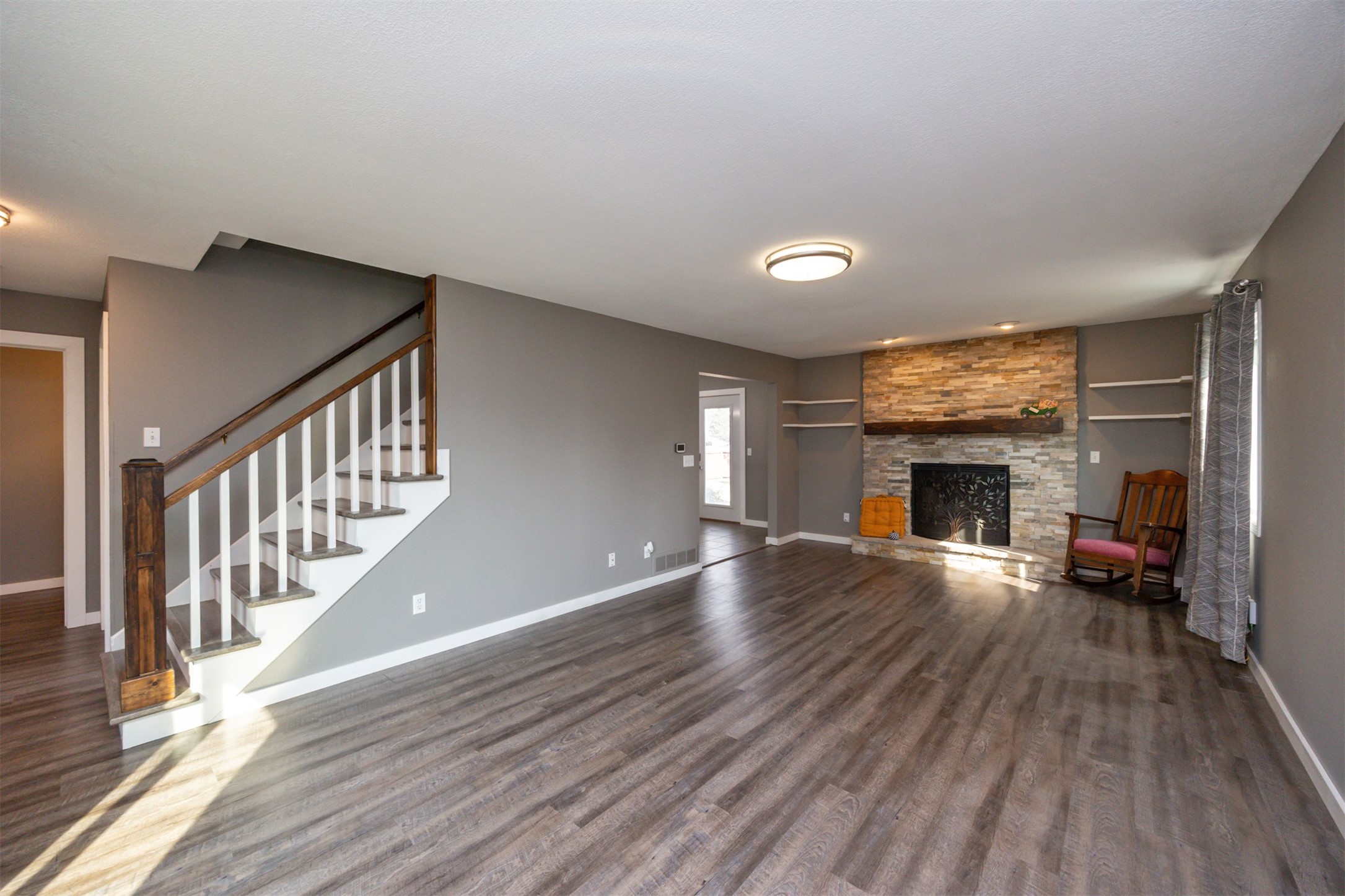 905 SE Meadowlark Drive