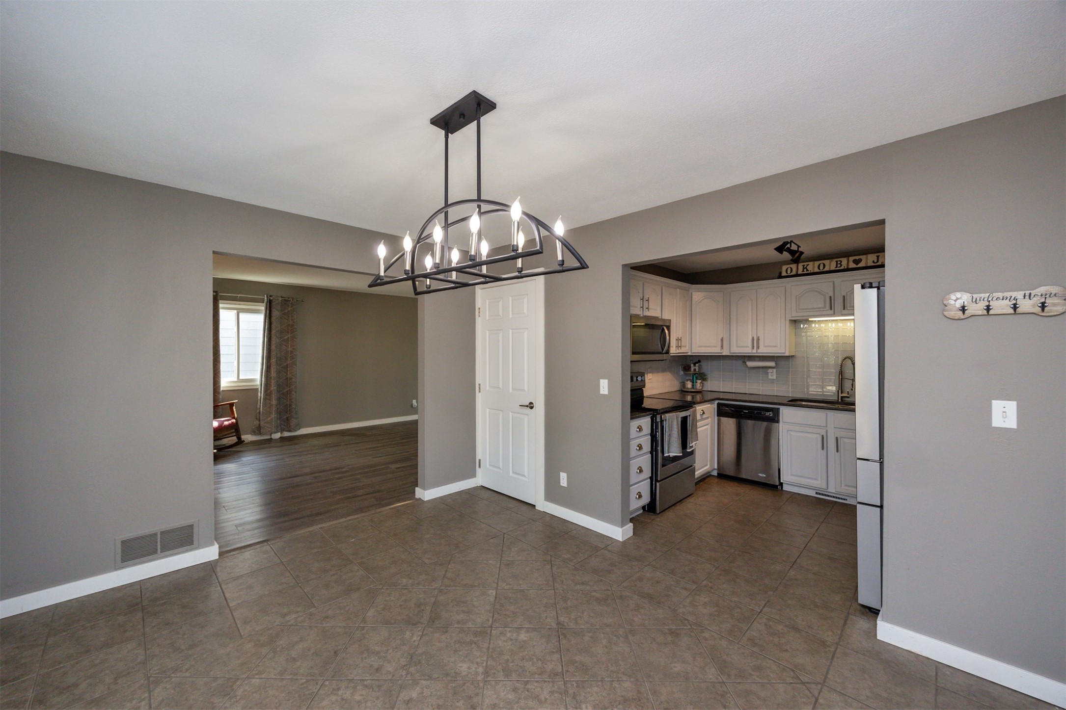 905 SE Meadowlark Drive