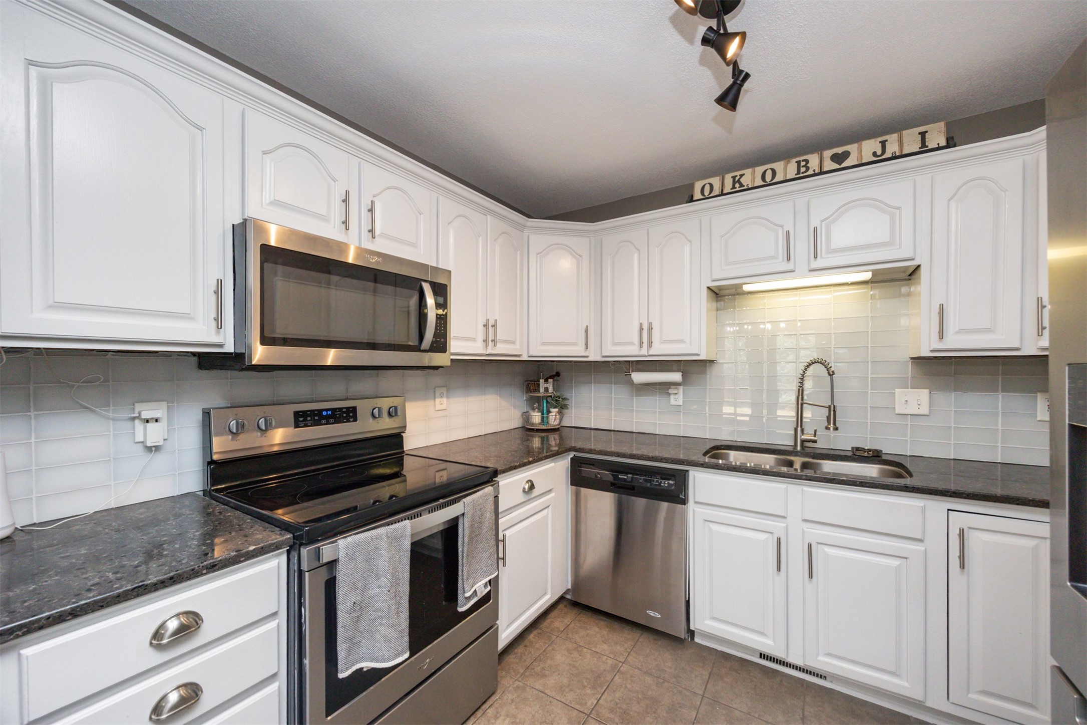 905 SE Meadowlark Drive