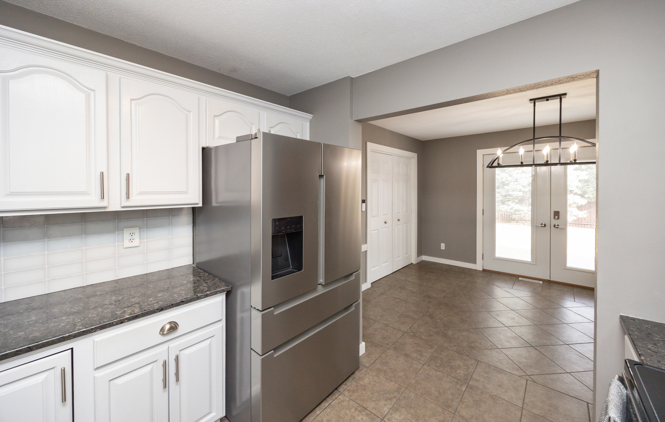 905 SE Meadowlark Drive