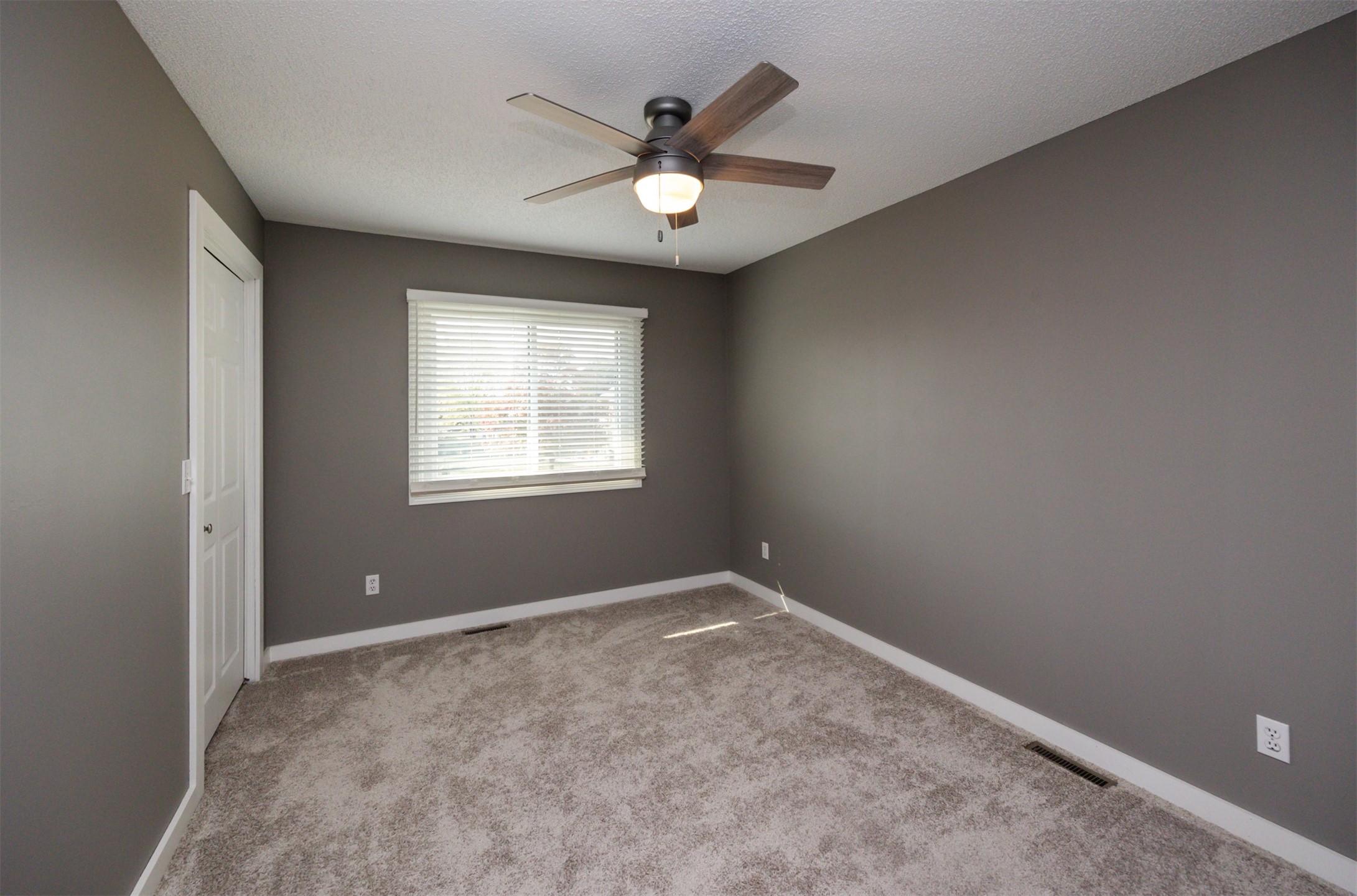 905 SE Meadowlark Drive