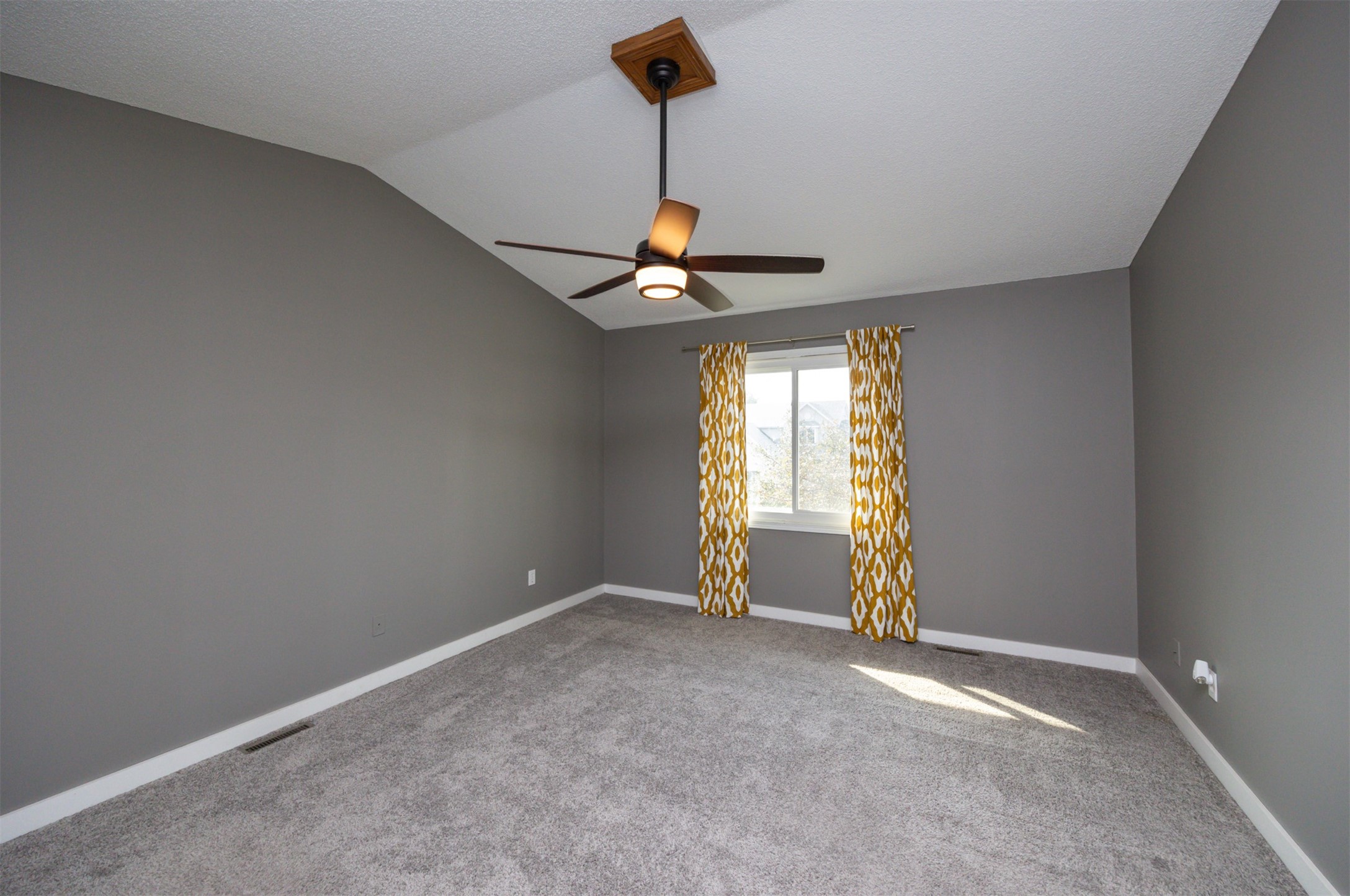 905 SE Meadowlark Drive