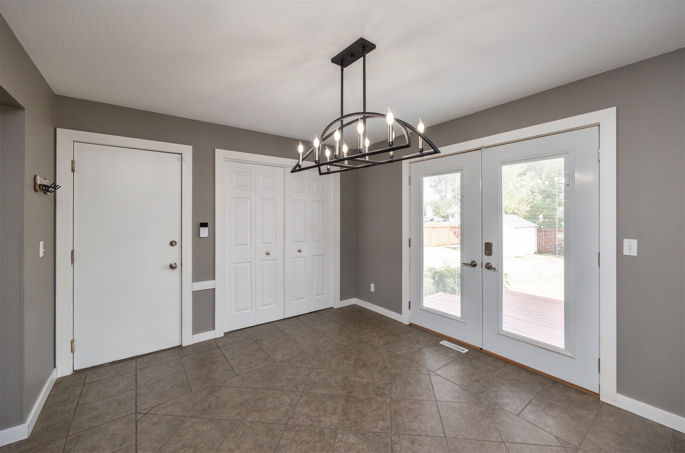 905 SE Meadowlark Drive