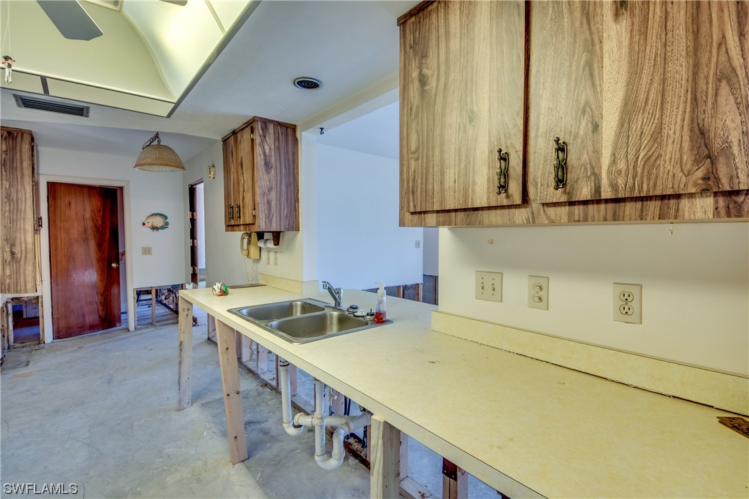 122 SW 49th TER