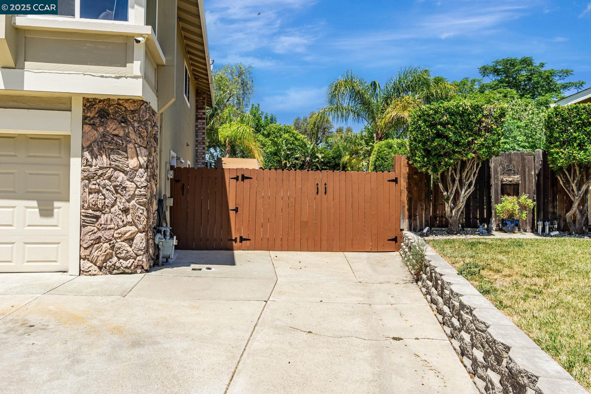 2390 Peachtree cir