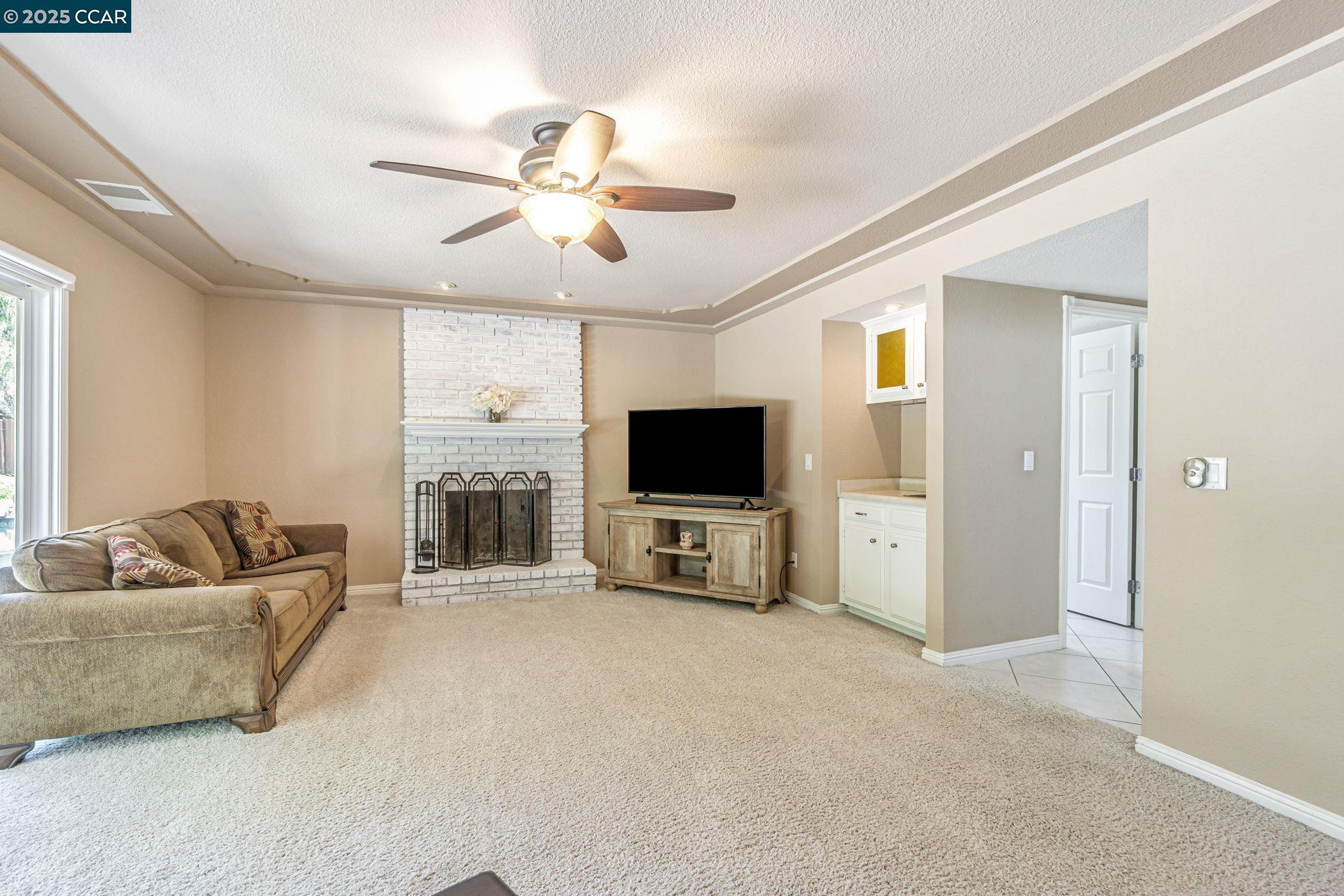 2390 Peachtree cir