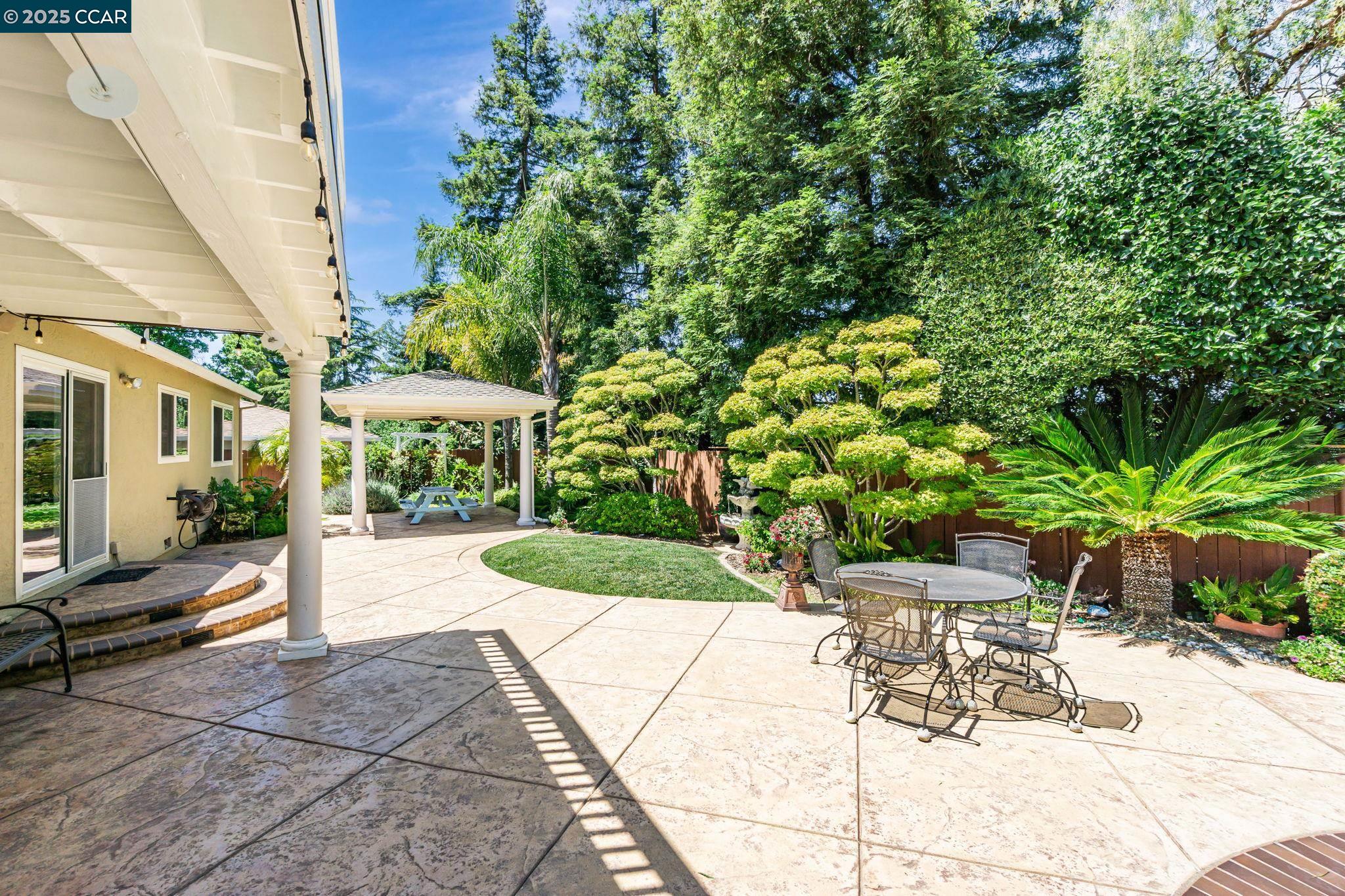 2390 Peachtree cir