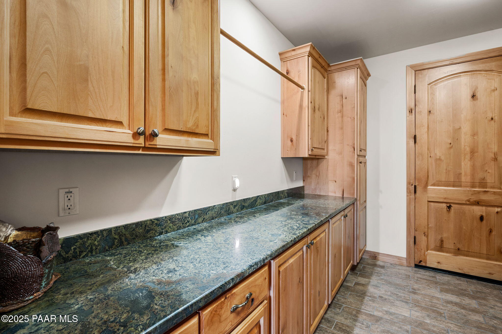 1046 Vantage Point Circle