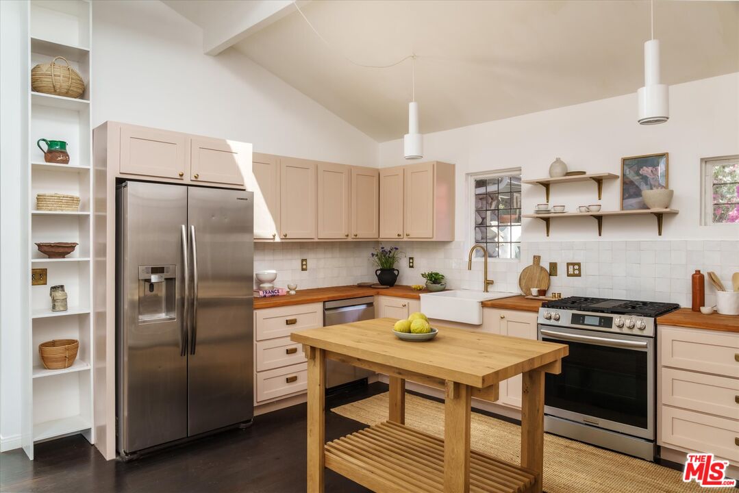 3135 Isabel Dr