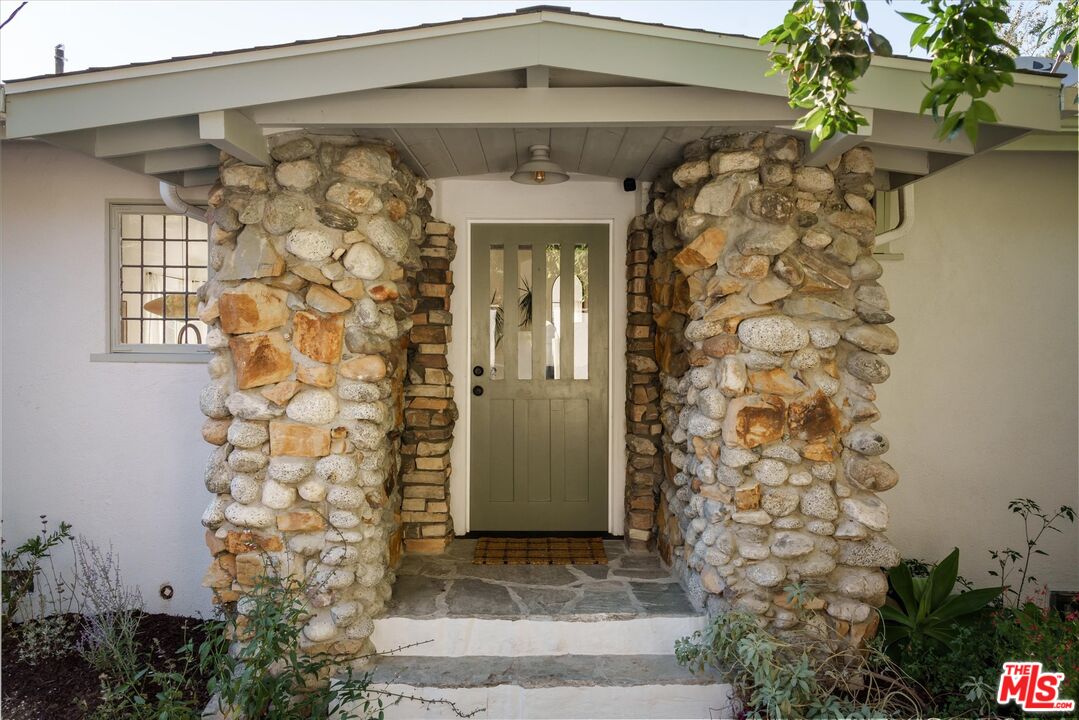 3135 Isabel Dr