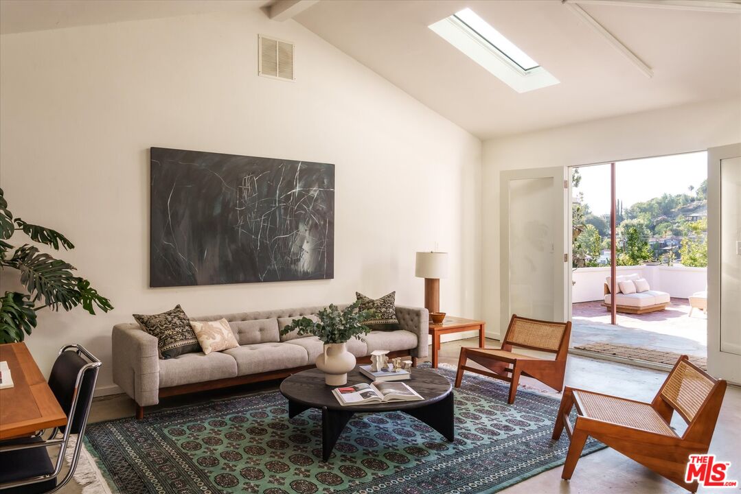 3135 Isabel Dr