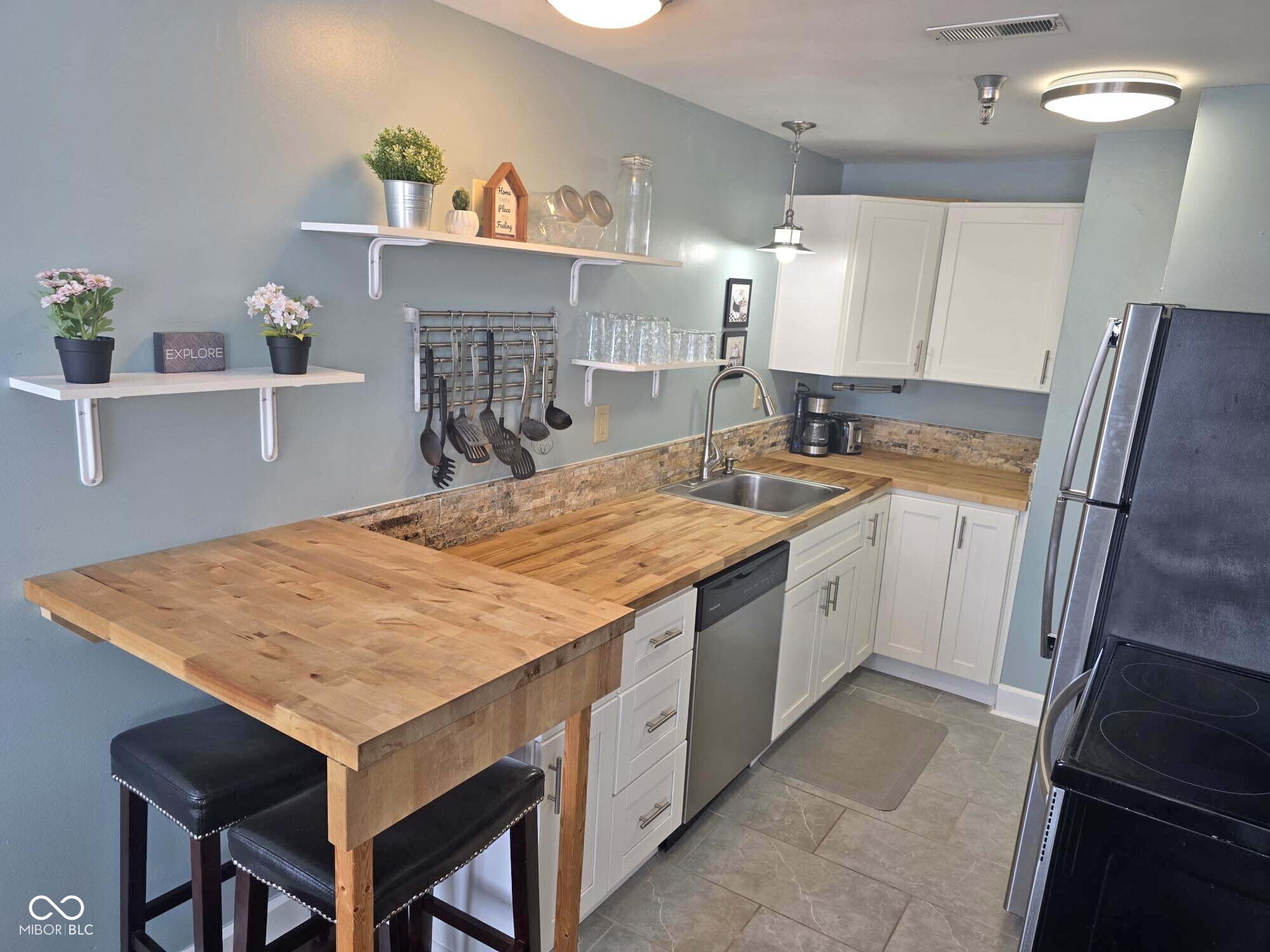 230 E 9th Street E Unit: 411