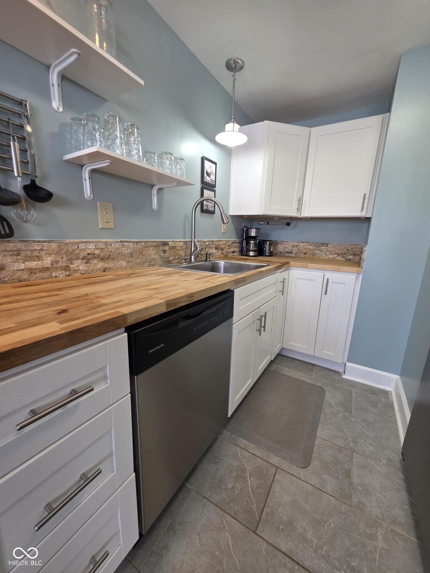 230 E 9th Street E Unit: 411