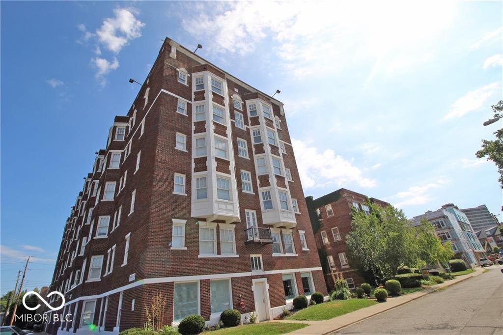 230 E 9th Street E Unit: 411