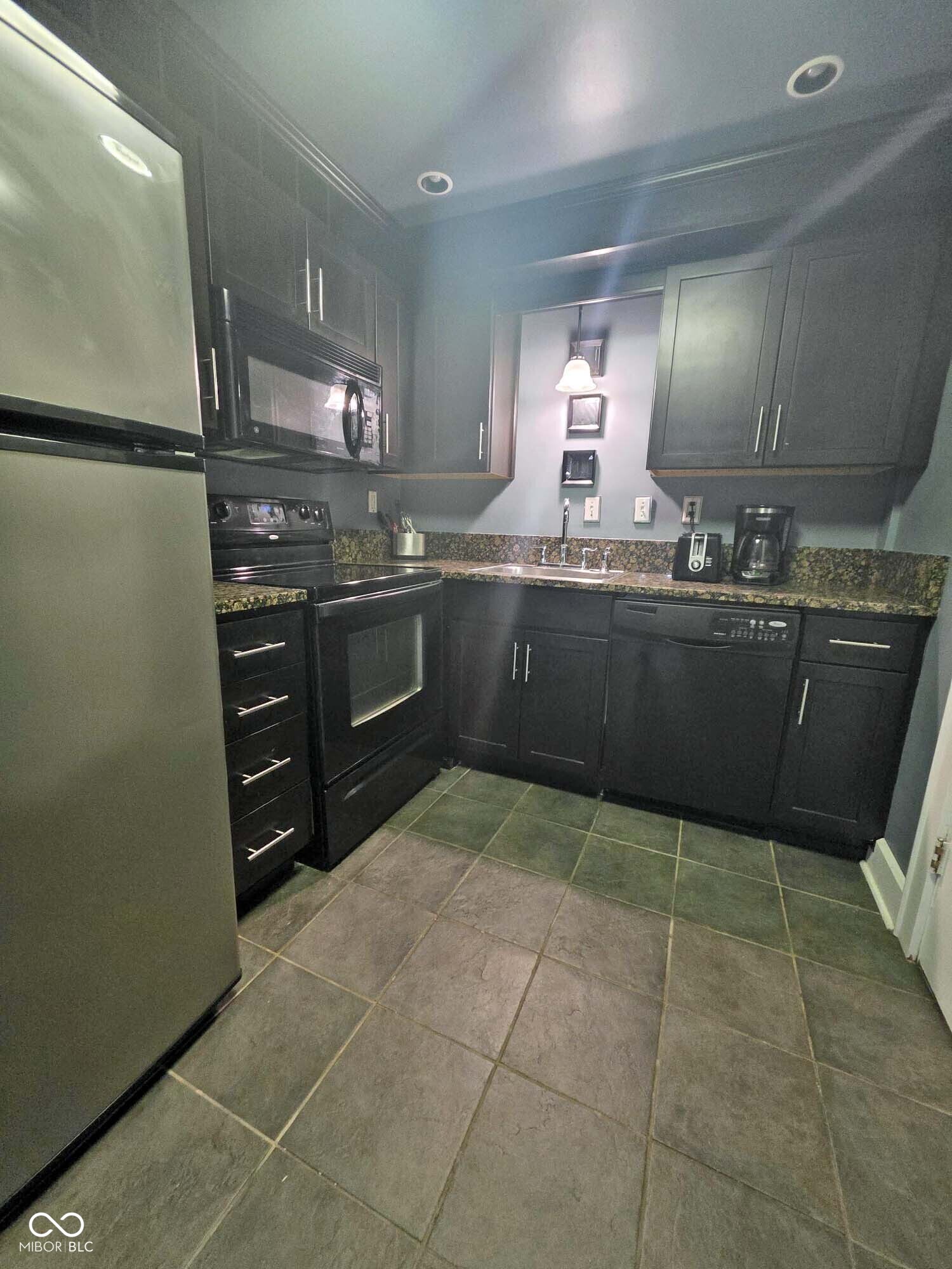 230 E 9th Street Unit: APT 109