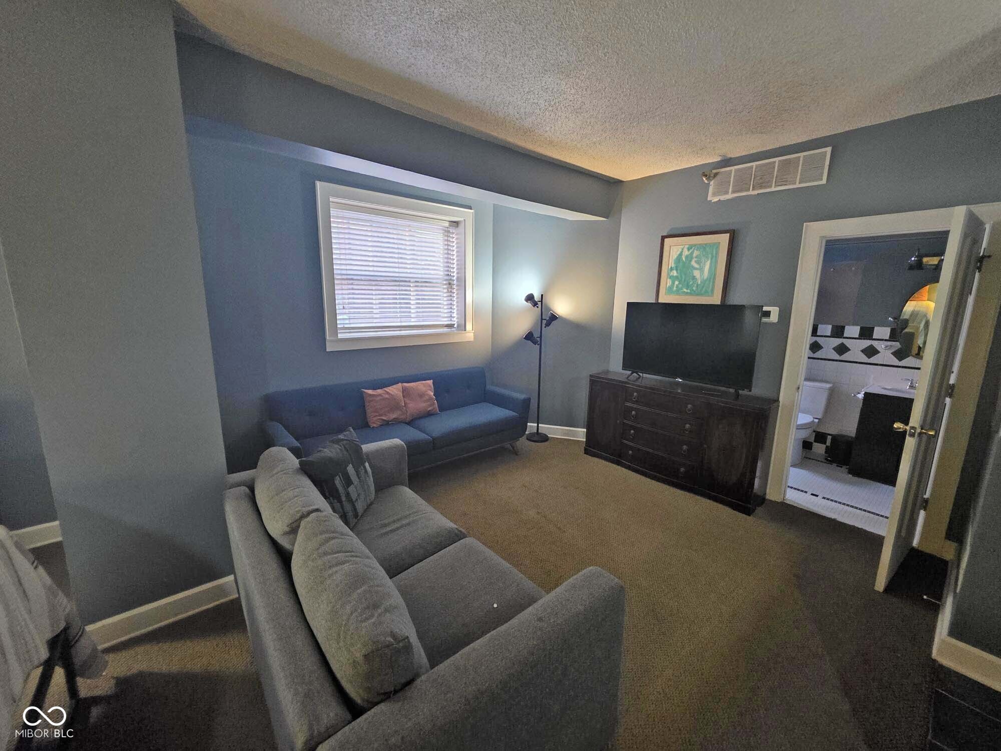 230 E 9th Street Unit: APT 109