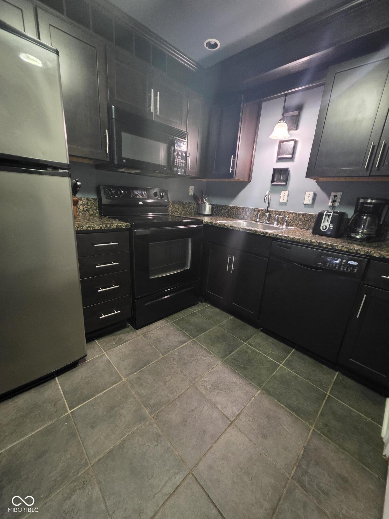 230 E 9th Street Unit: APT 109