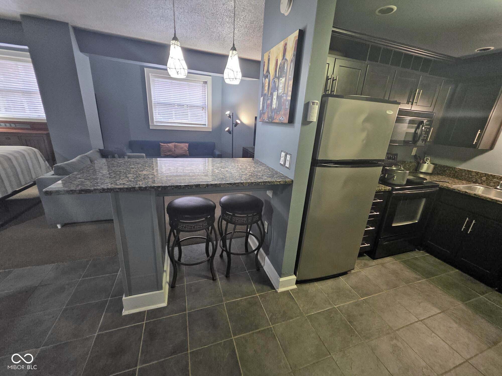 230 E 9th Street Unit: APT 109