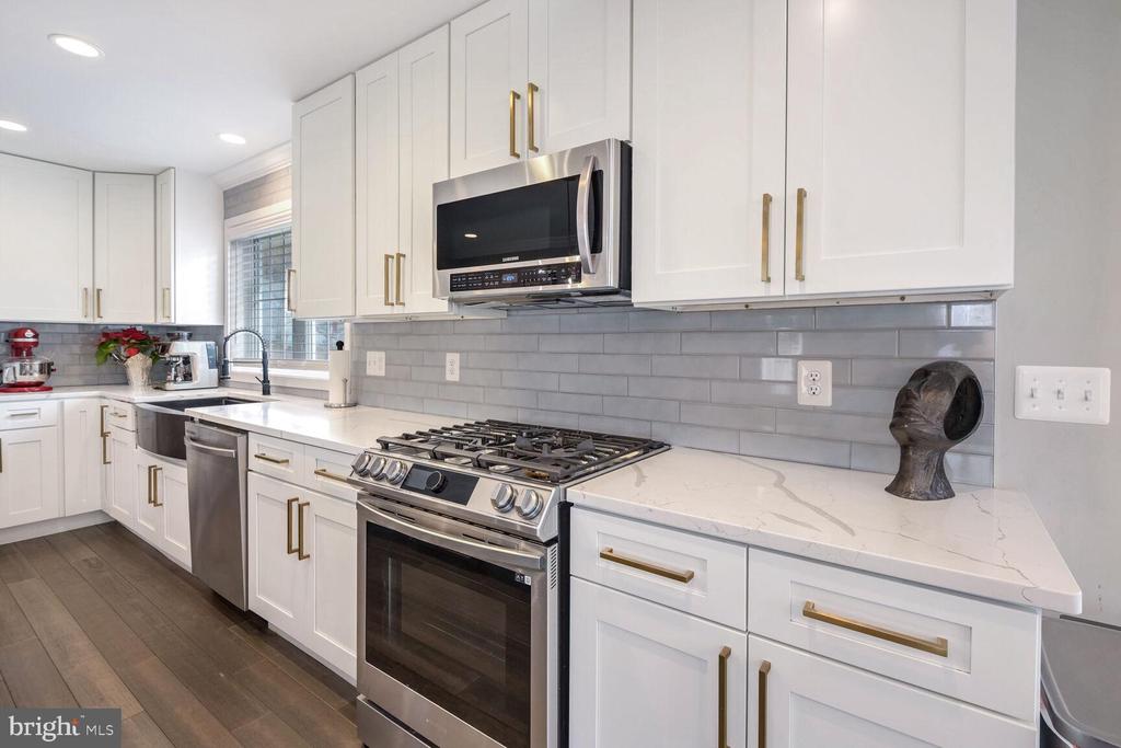 11115 HILLSDALE DRIVE
