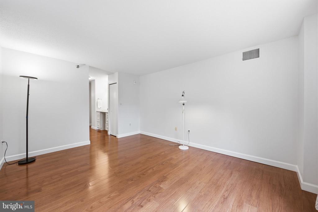 15100 INTERLACHEN DRIVE Unit: 4-124