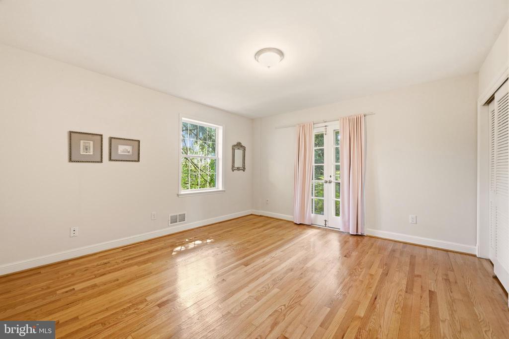 3211 FARMINGTON DRIVE