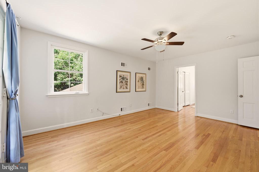 3211 FARMINGTON DRIVE